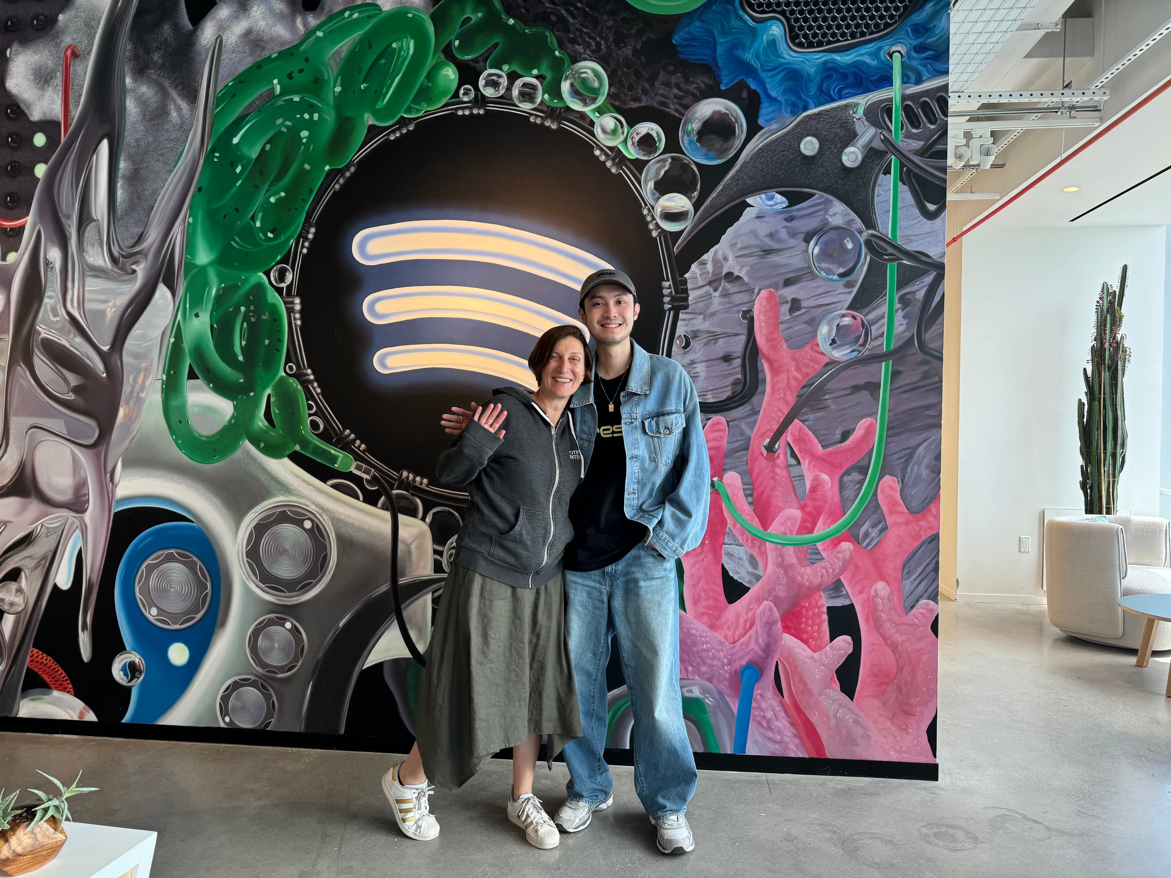 文策院與台灣音樂業者今年6月至Spotify紐約辦公室交流,黃榮毅(右)與Spotify全球獨立音樂負責人Jen Masset(左)合影。 (明天的歌提供)