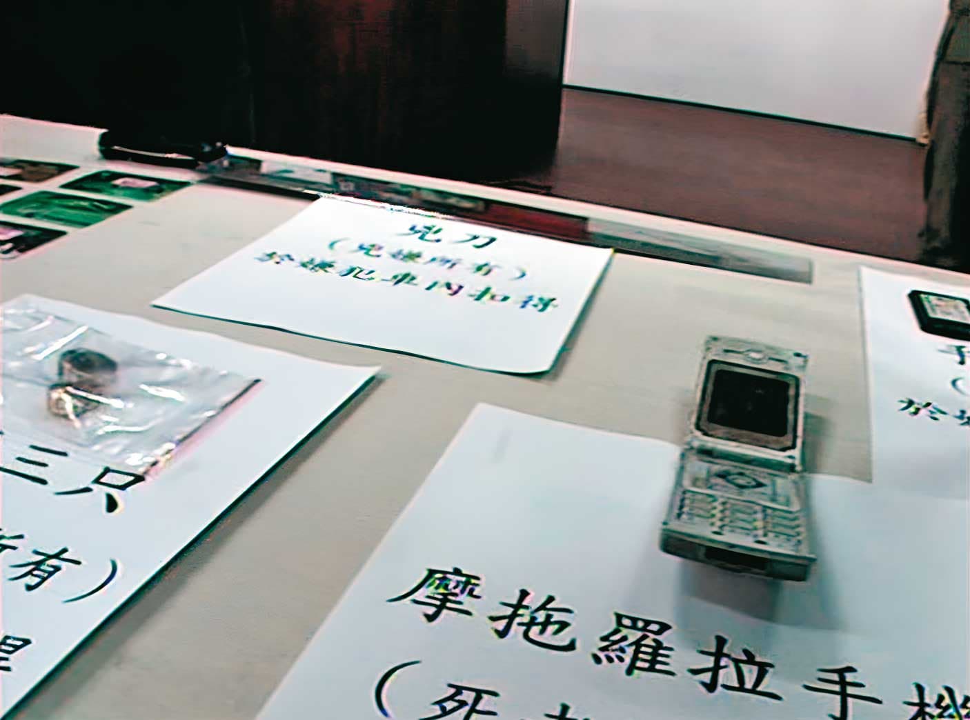 唐霖億犯案後,把死者手機裡的SIM卡插在朋友手機上,打勒索電話。(東森新聞提供)