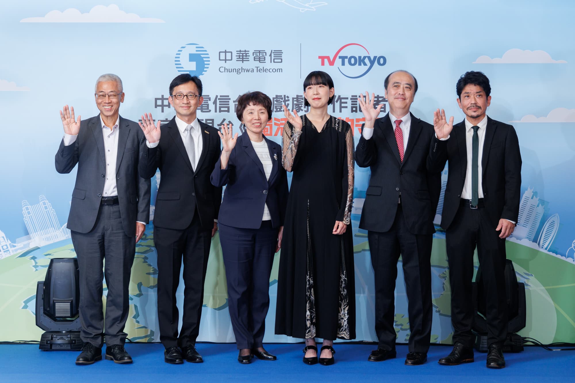 除江口德子外(右三),《獨活女子的守則4》製作人森田昇(右起)、東京電視台的執行董事齊木裕明等高層也出席今天的記者會。(中華電信提供)