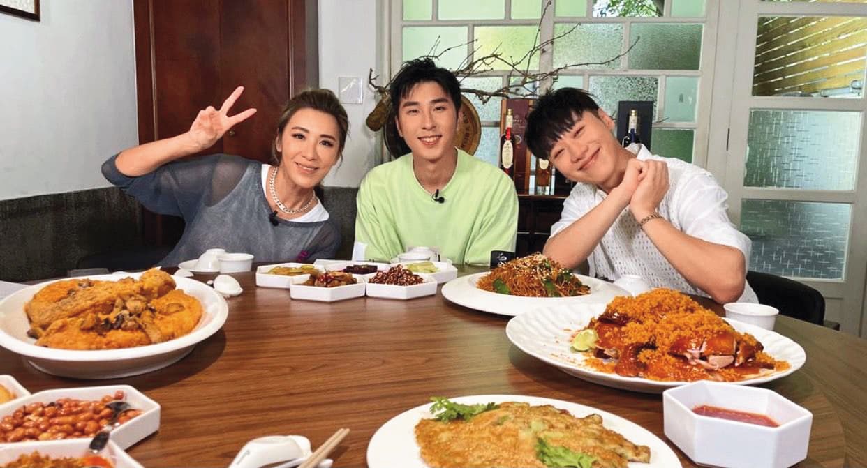 小禎(左)主持《食尚玩家 魚肉鄉民》2年,搭檔從小賴(右)換成弟弟胡釋安(中),收視仍不盡理想。(TVBS提供)