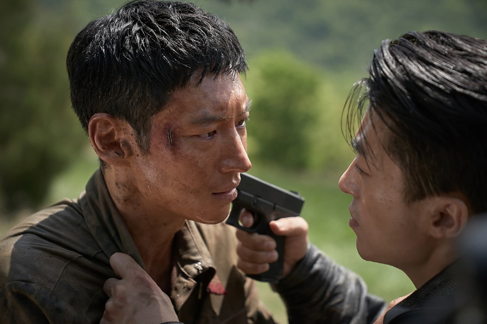李帝勳(左)與具教煥主演新片《絕地逃生》是今年第3部韓國突破2百萬觀影人次的韓國電影。(車庫提供)