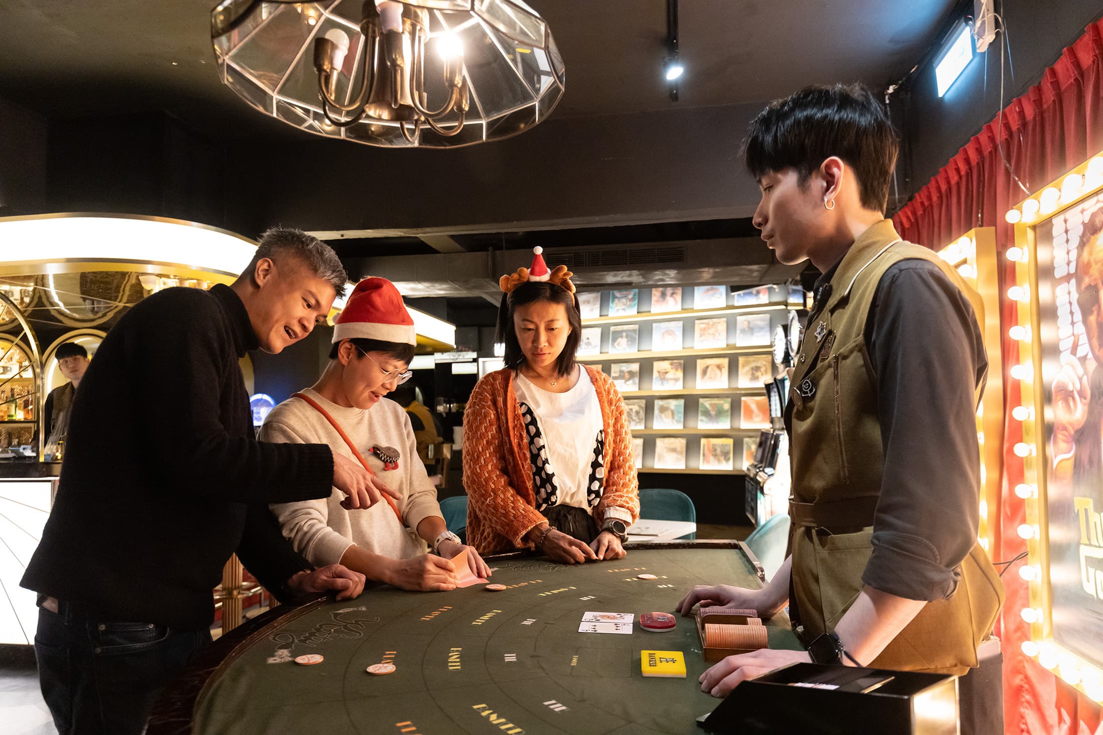 每晚9點,餐廳會舉辦百家樂遊戲,等待開牌時刺激又緊張的心情,把氣氛推向最高潮,贏家可獲得1杯調酒。