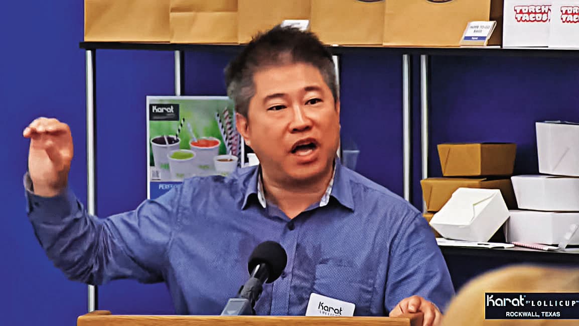身價百億的施宗明原本在美國賣波霸奶茶,後來投入杯具及餐盒供應,公司在美股上市。(翻攝Karat by Lollicup YouTube)