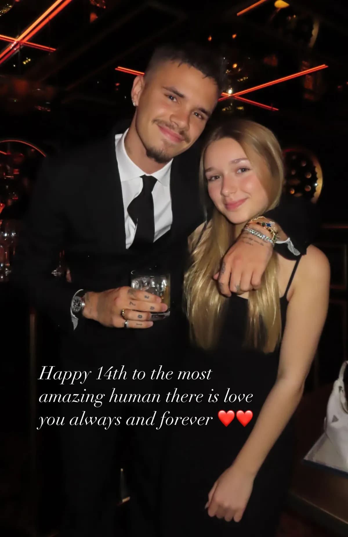羅密歐(左)祝妹妹哈珀生日快樂。(翻攝Romeo Beckham IG)