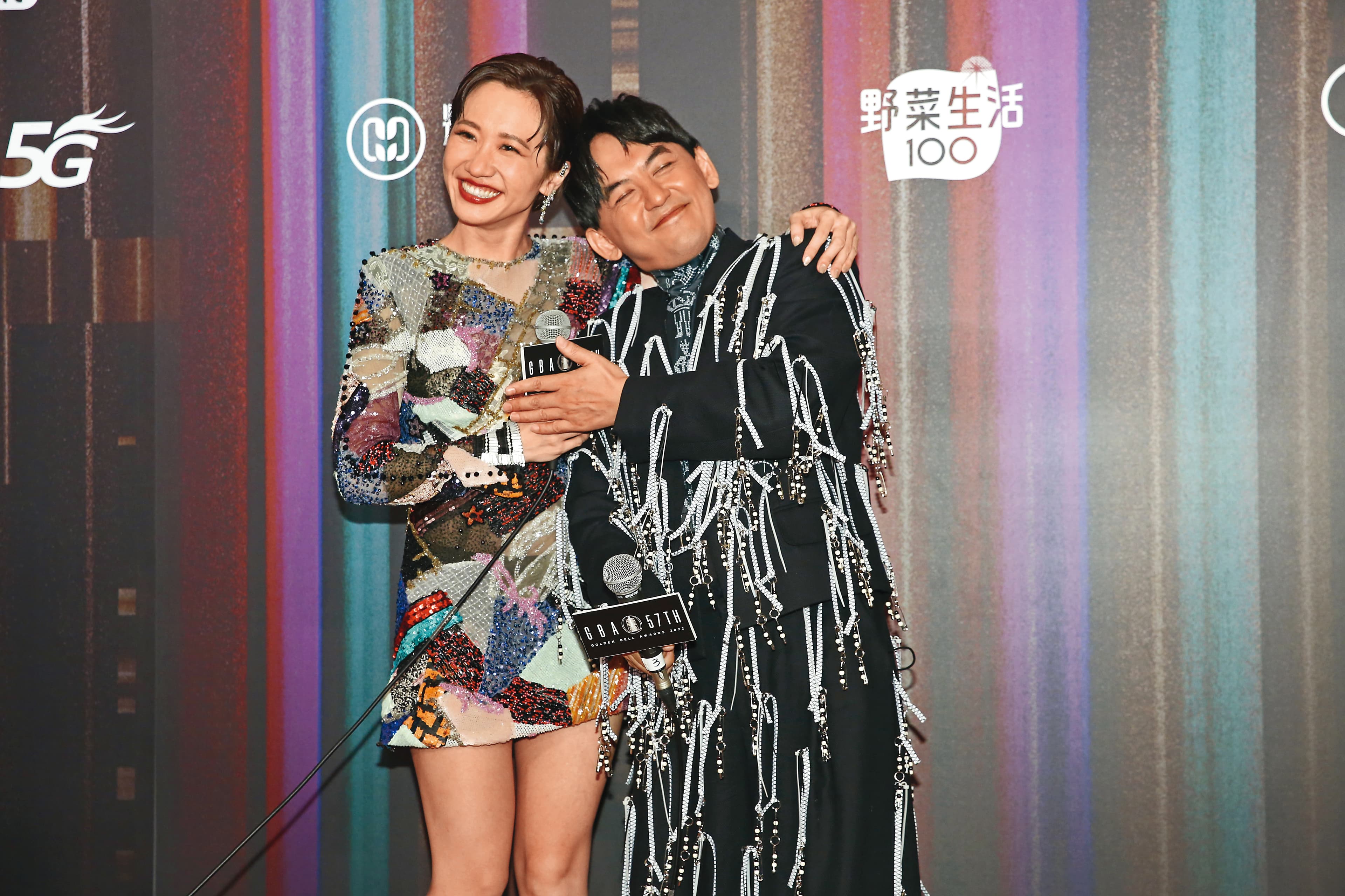 Lulu(左)和黃子佼(右)主持《婚禮歌手》,讓她打破七連槓紀錄,獲得金鐘獎綜藝節目主持人獎。