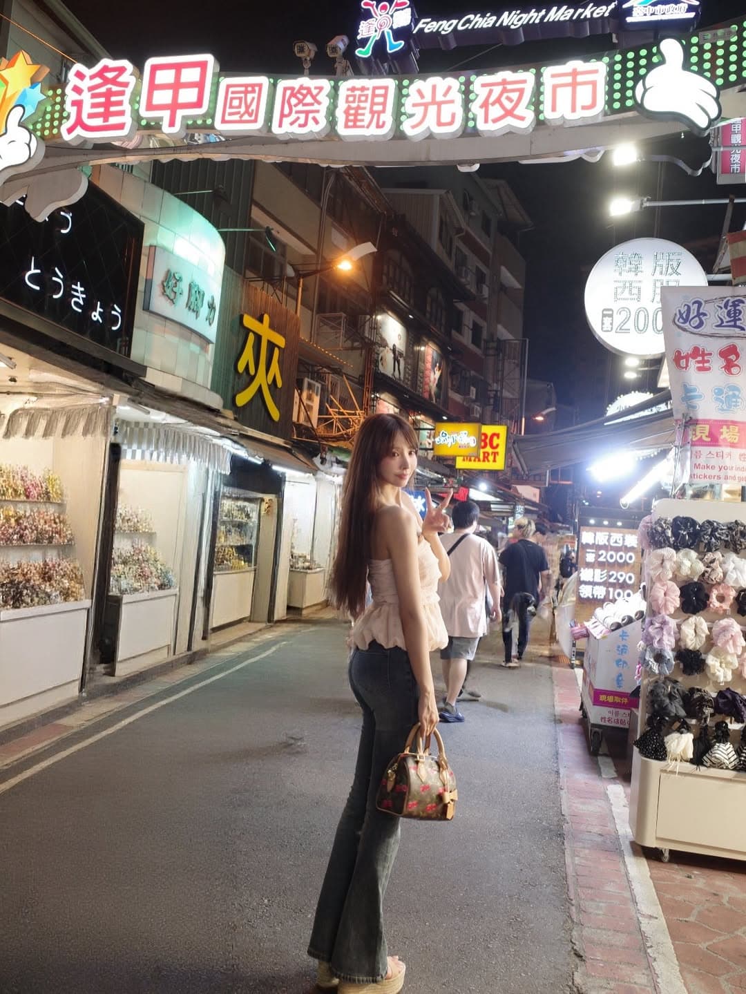 三上悠亞好零偽裝逛夜市,竟沒什麼人發現。(翻攝IG@yua_mikami)