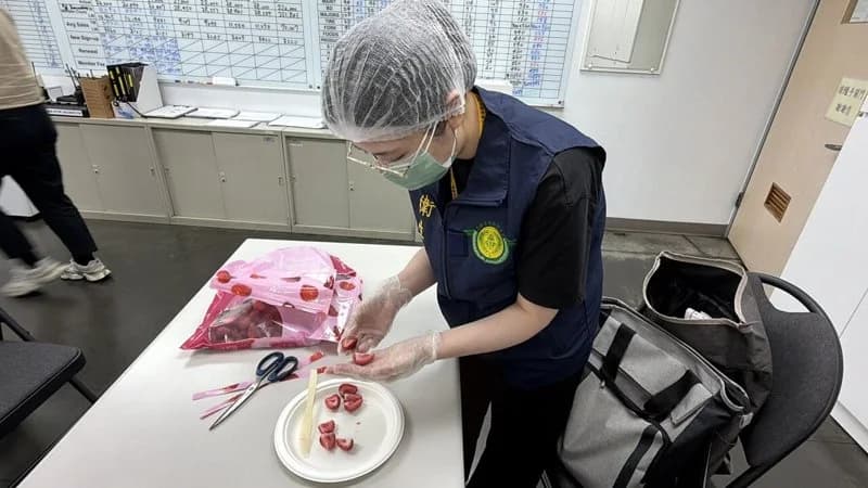 高市衛生局人員獲報前往美式賣場稽查冷凍草莓。(高雄市衛生局提供)