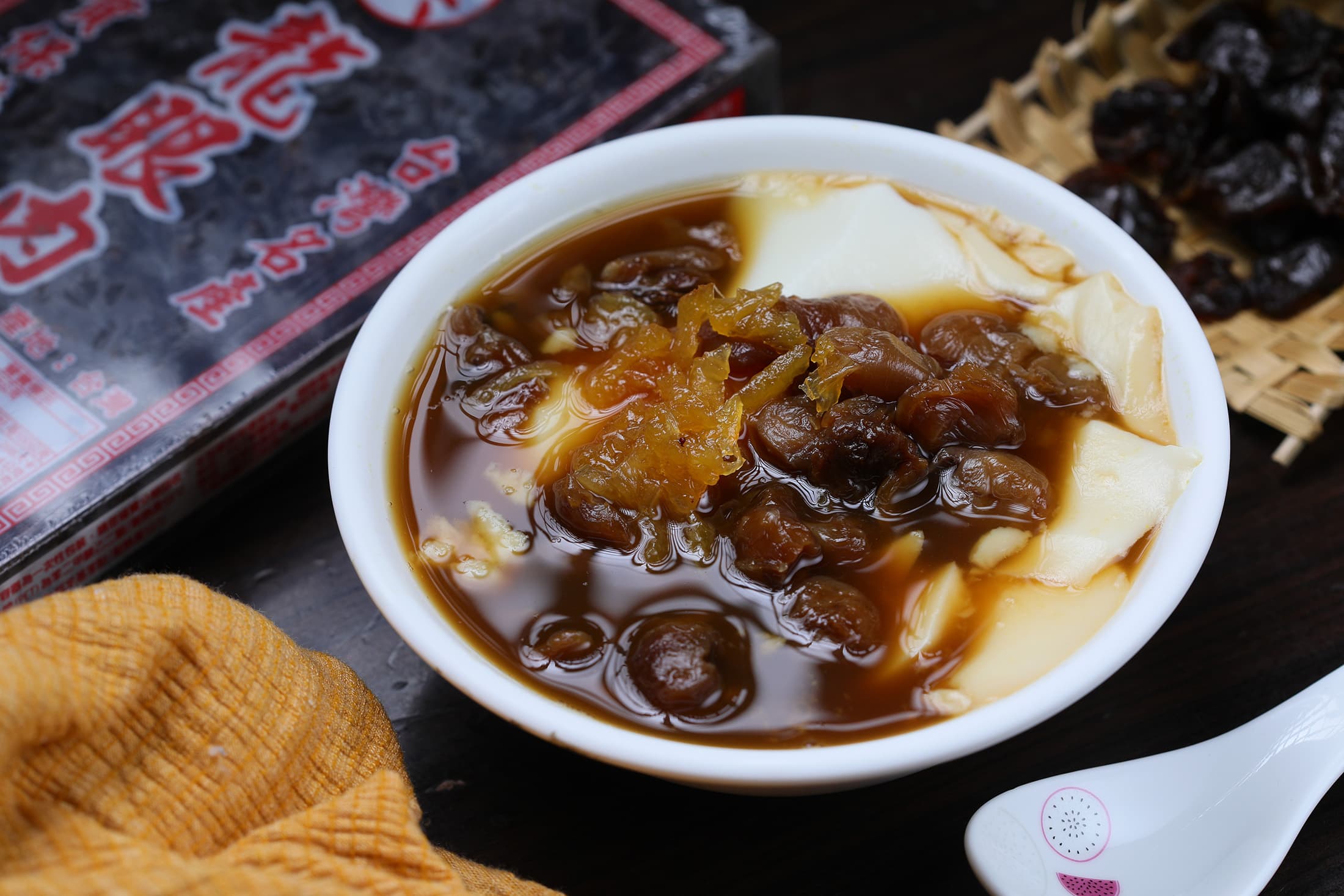 淋上濃郁薑汁的「桂圓薑汁豆花」，帶著桂圓甜香，冬季經常提早賣完。（80元／份）