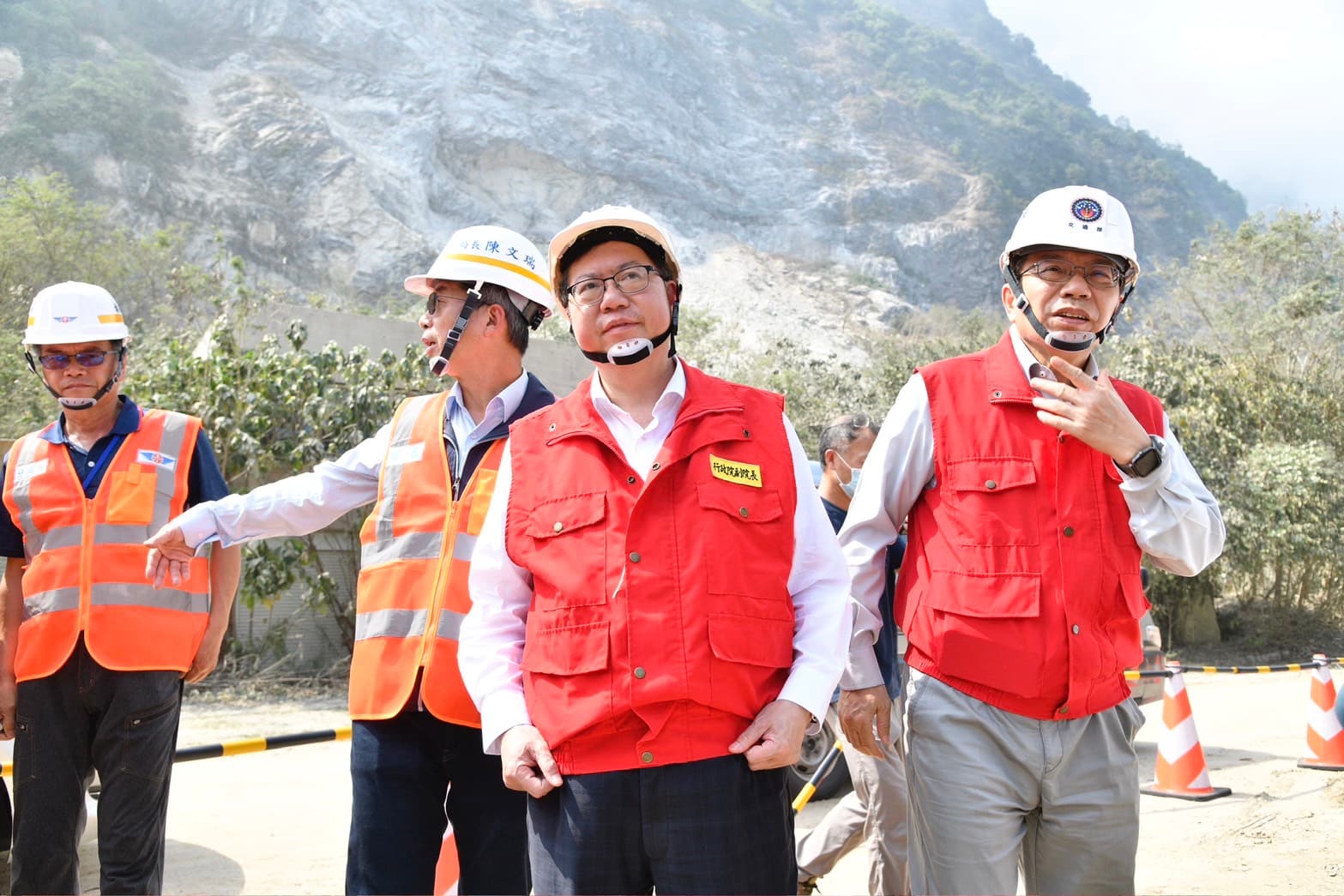 鄭文燦和王國材今赴花蓮視察蘇花公路坍方情況。