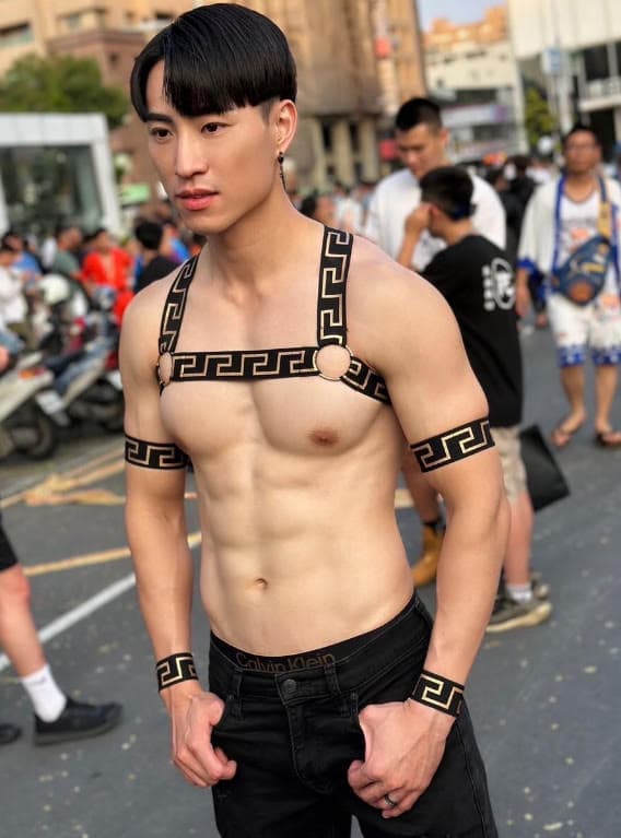 肌肉猛男店員羅家旻本職是當地房仲。(翻攝IG@calvin_8044)