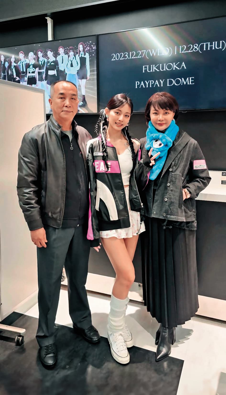 去年底,周子瑜爸媽特地飛到日本觀賞女兒演出。(翻攝自周子瑜IG)