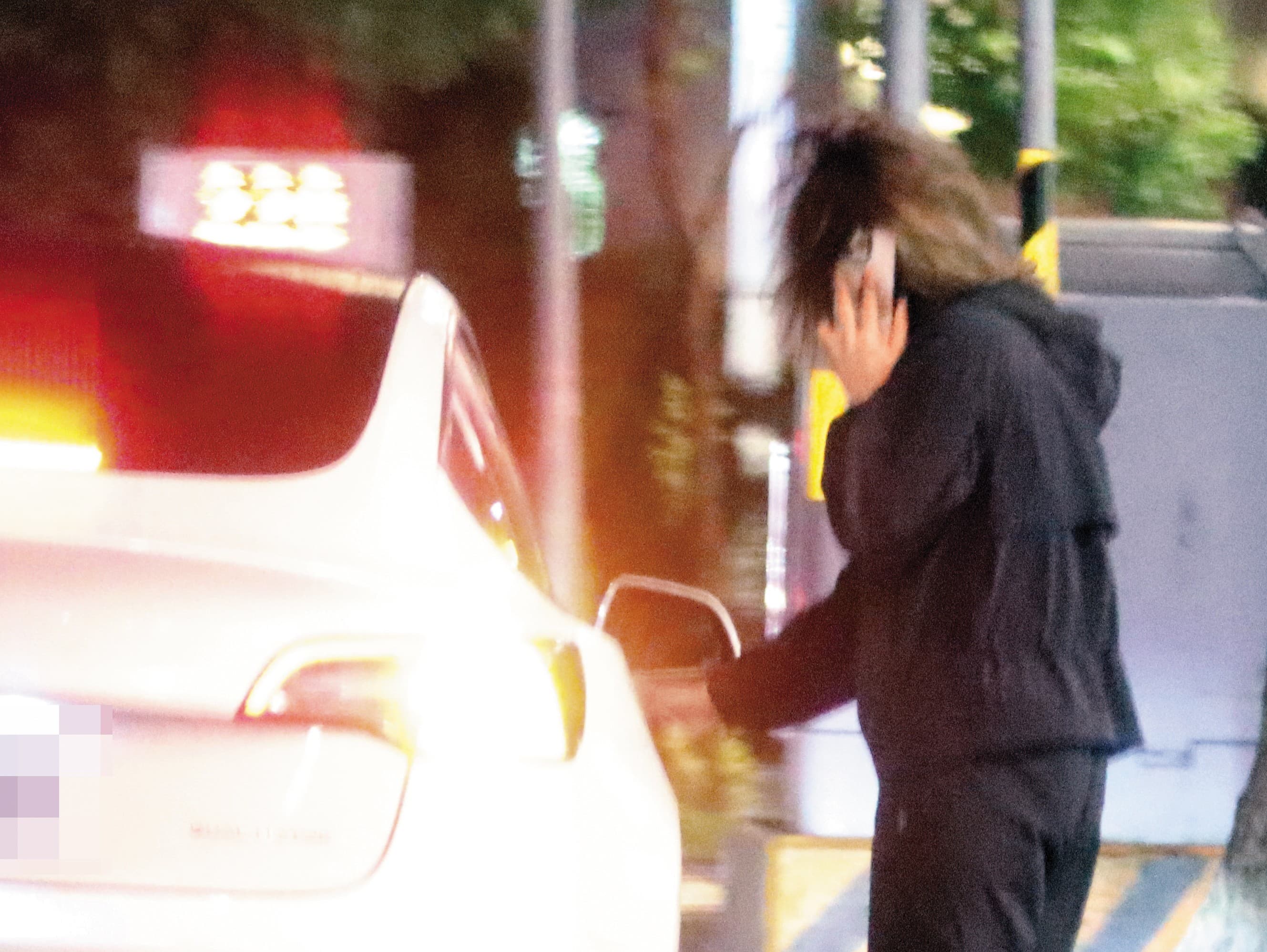 20:49 泡完湯的竇驍,被友人以同輛白色特斯拉載走後,又轉去接了一名熟女,然後消失在台北夜色之中。