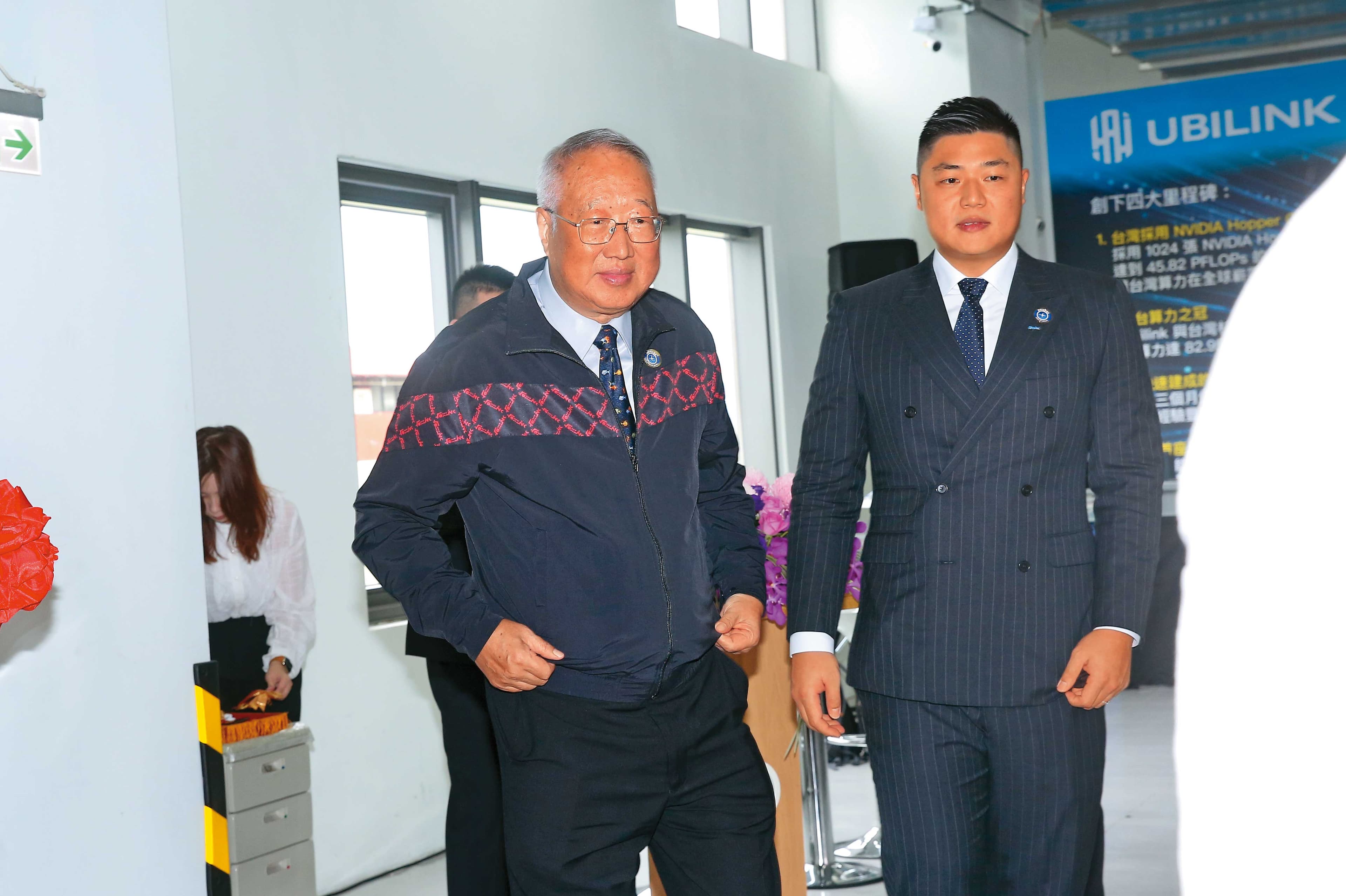郭台強與兒子郭守富,去年為了友崴超級運算中心首度合體亮相。