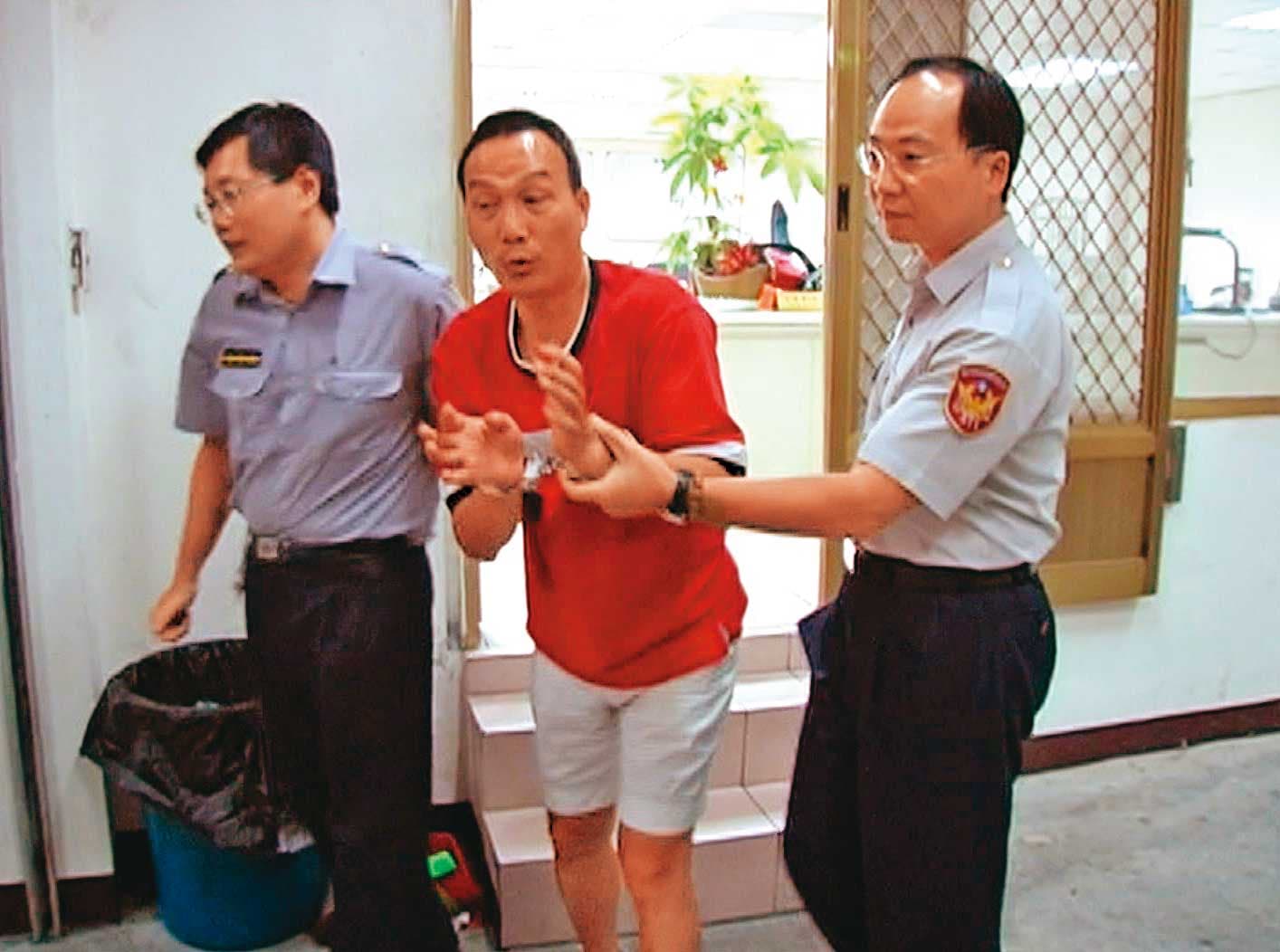 林旺仁(中)懷疑坐檯陪酒的妻子另結新歡,所以到卡拉OK店縱火。(東森新聞提供)