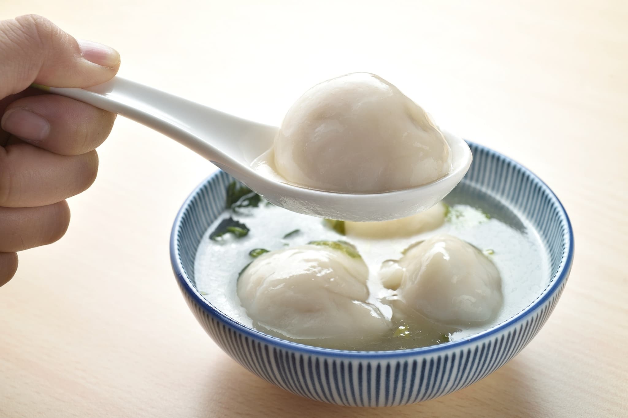 富久湯圓大王的鮮肉湯圓外皮Q彈軟嫩,內餡則像一顆飽滿的肉丸,咬下瞬間,鮮美肉汁在口中迸發,搭配清淡的大骨湯頭,擄獲了無數饕客的味蕾。