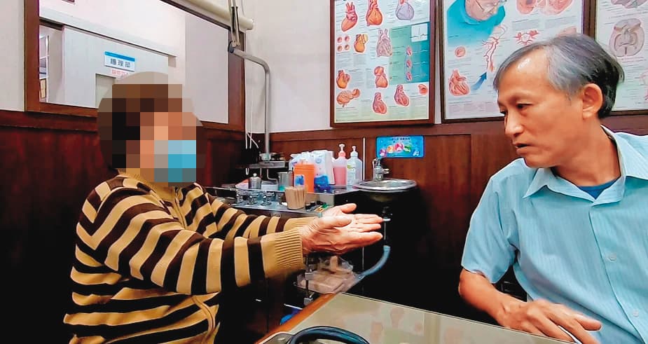 許多長者或中風患者透過口耳相傳,會遠赴六順診所給王新民(右)看診。(翻攝六順診所官網)