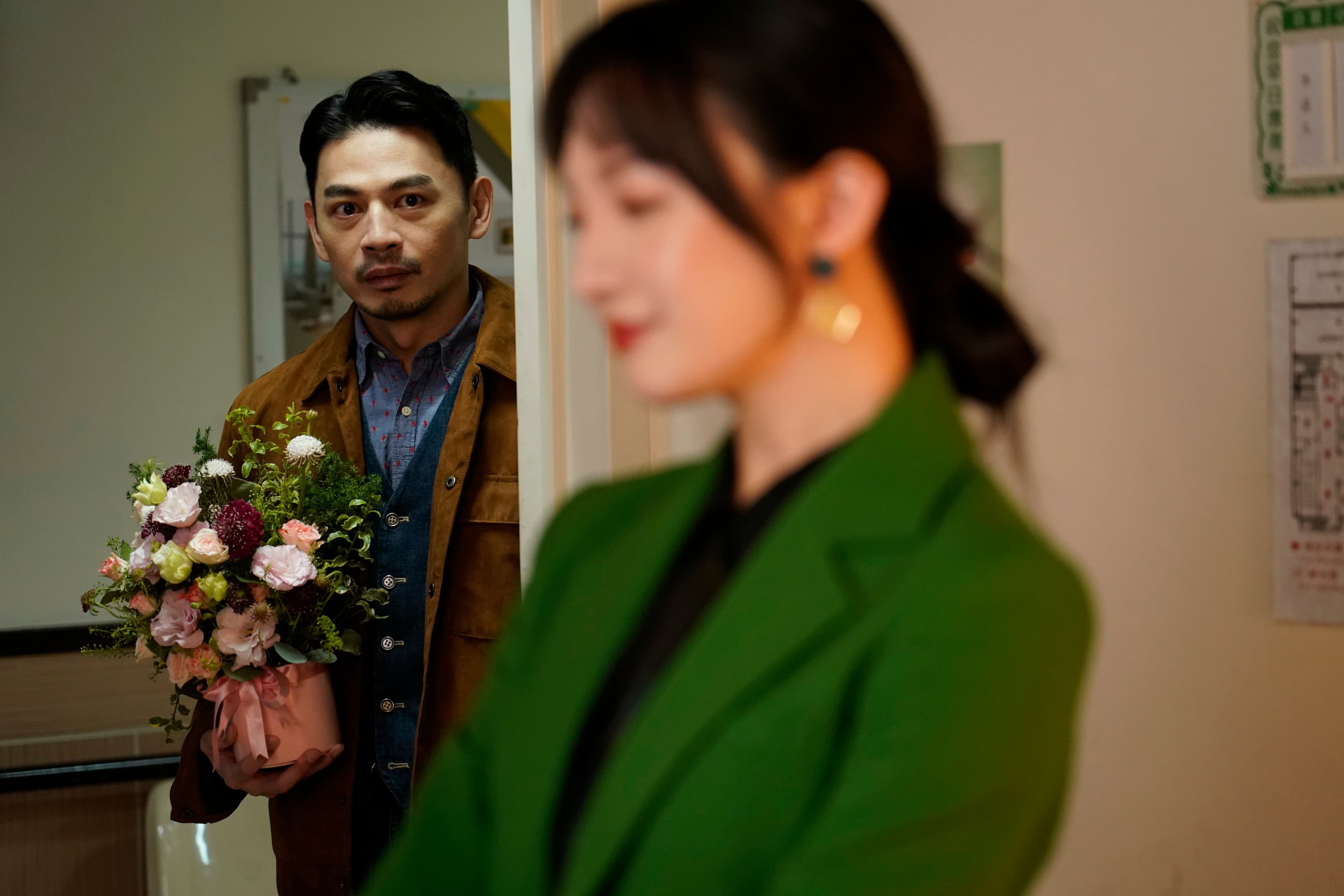 阿Ken林暐恆(左)飾演癡心梁恕誠,力追李杏(右)飾演的前妻十美(彼此影業提供)
