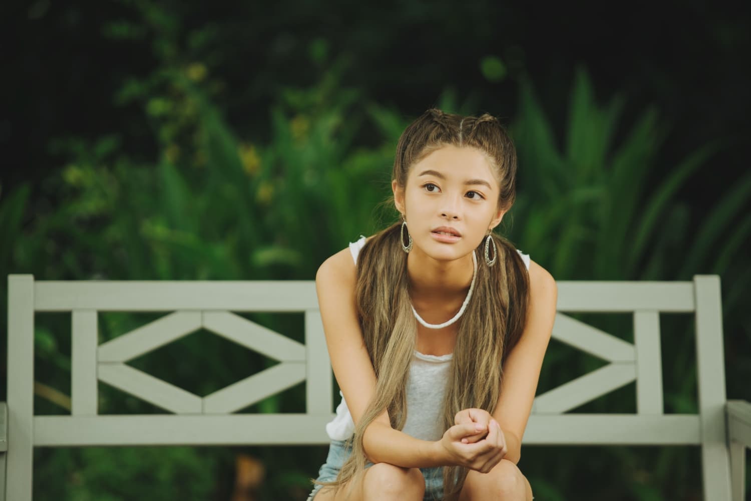 詹子萱片中飾演南台灣辣妹,與范少勳青梅竹馬的感情令劉俊謙大吃飛醋。(抓馬文化提供)