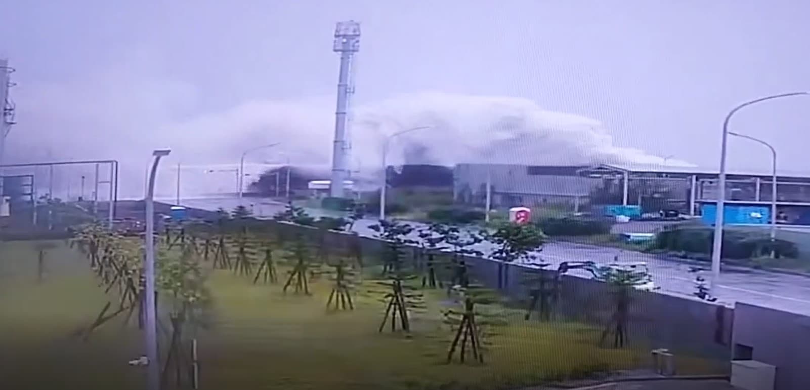 山陀兒今天中午登陸小港，小港區掀起驚人巨浪。（翻攝自記者爆料網）