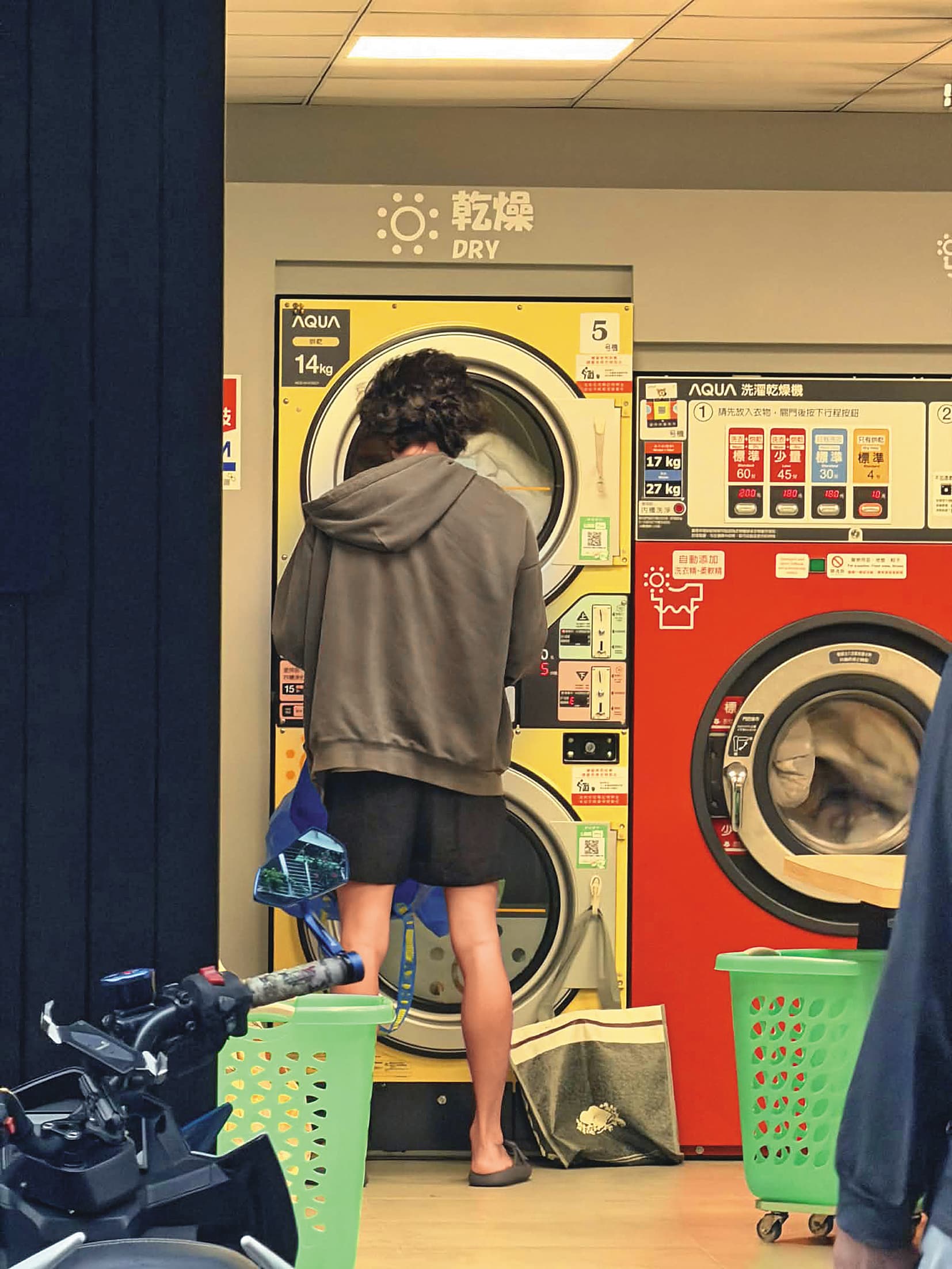 17:25 朱軒洋在住處附近自助洗衣,過著沒有明星架子的平實生活。
