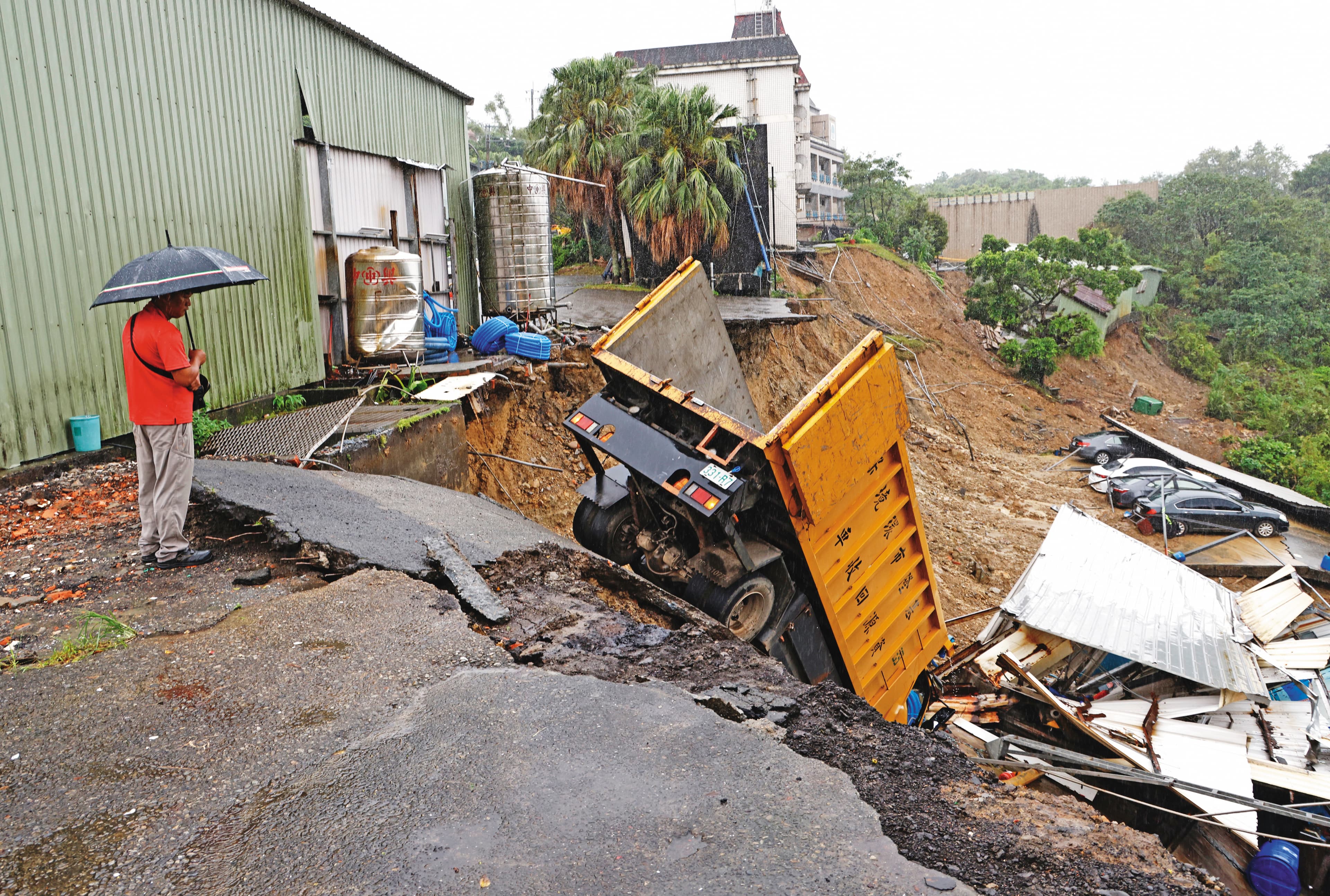 山陀兒颱風暴雨過後，基隆天外天焚化爐清潔大樓旁的邊坡發生嚴重土石流，現場一片狼藉。