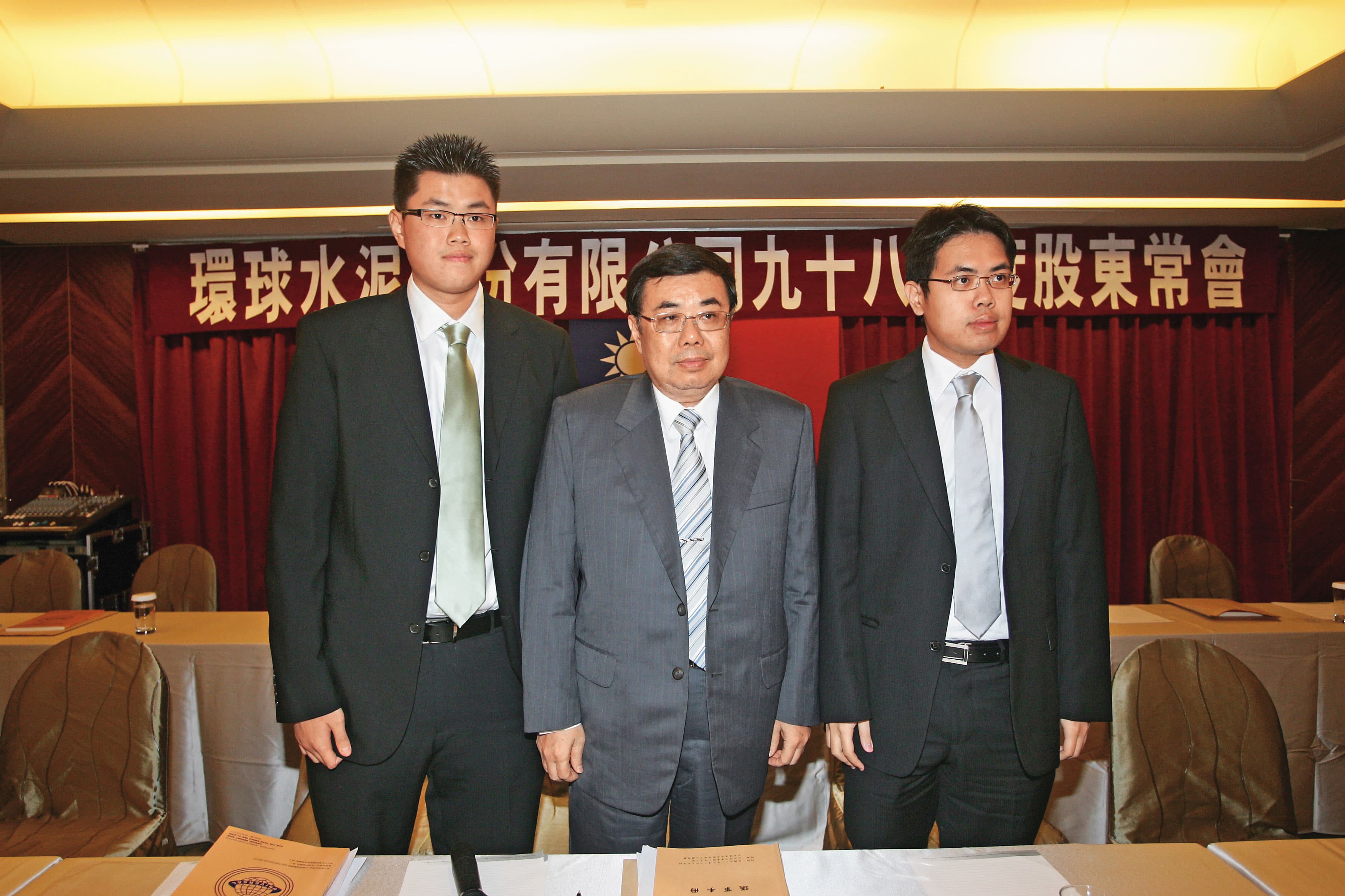 「台南幫」侯家第三代侯博義（中）在2008年拿回環泥經營權，與兒子侯智升（右）、侯智元（左）成功帶領企業轉型。（資料照）