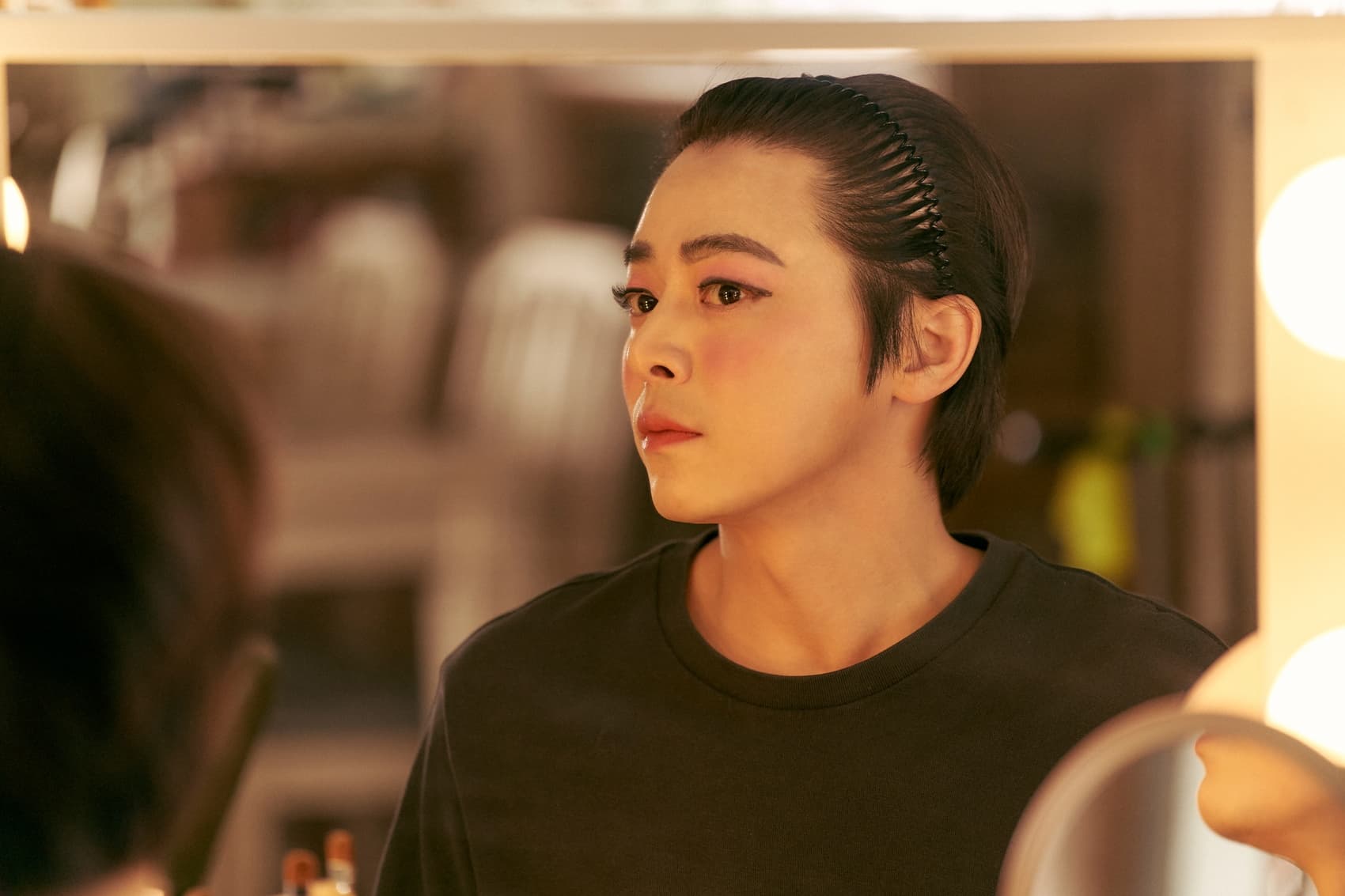 曹政奭為了挑戰女性妝扮,不但減重7公斤,還接受指壓、淋巴腺按摩療程。(車庫娛樂提供)