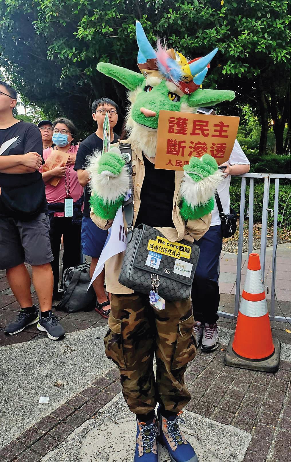 大罷免潮續延燒,民眾日前在凱道表達「護民主、斷滲透」立場。(王錦華攝)