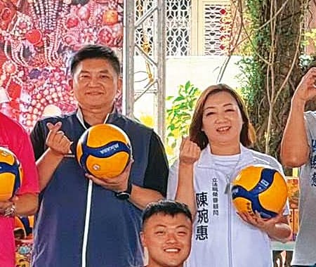 藍委吳宗憲(後左)、前立委陳琬惠(後右)關係良好,藍白若順利拿下宜縣,有望籌組聯合小內閣。(翻攝自金媽祖臉書)