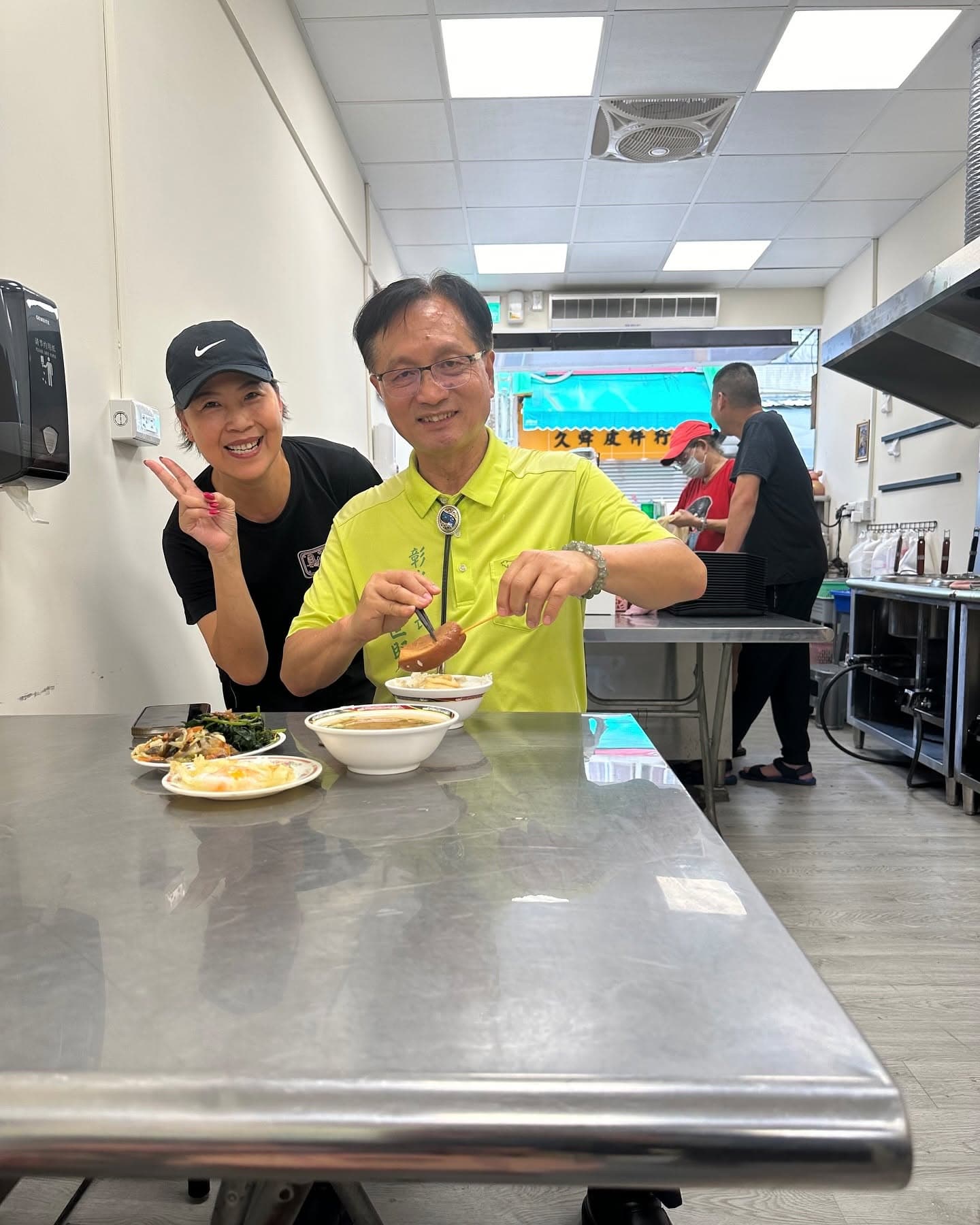 彰化市長林世賢也曾到訪「謝家爌肉飯」。(翻攝自謝家爌肉飯臉書)
