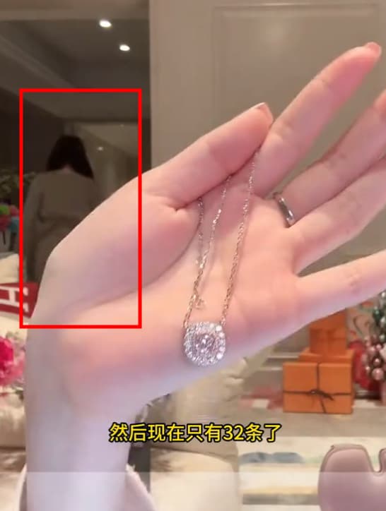 葉珂(紅框處)離開鏡頭去看一下孩子。(翻攝微博)