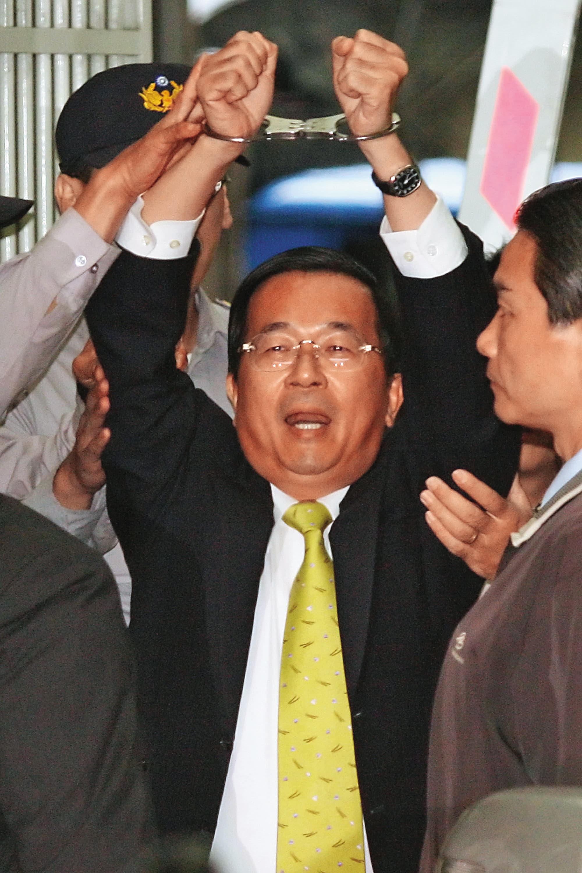 因海角7億洗錢及貪汙案,陳水扁在卸任後遭上銬收並入獄六年多。(達志影像)