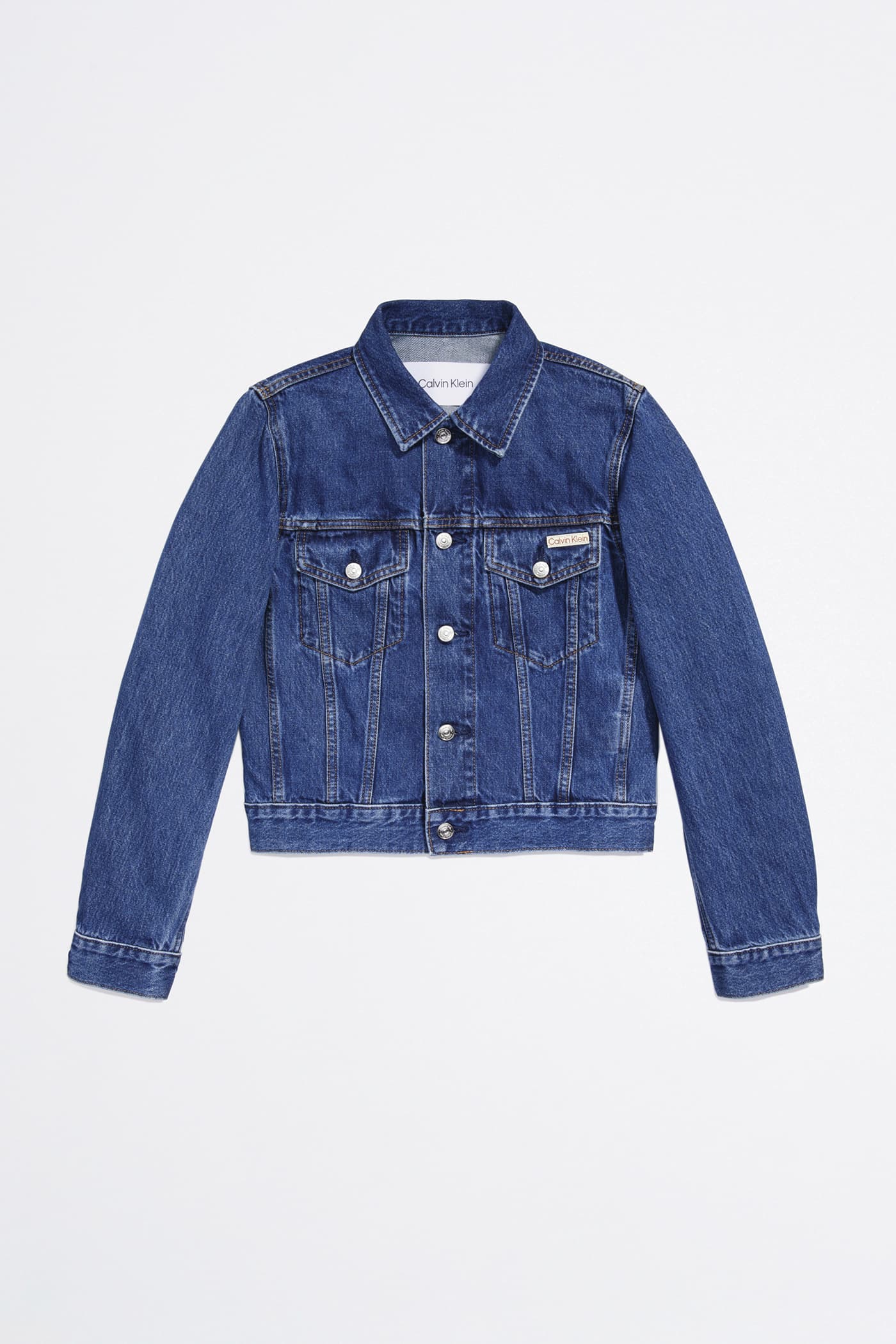 90s丹寧夾克。NT$6,980。(Calvin Klein提供)