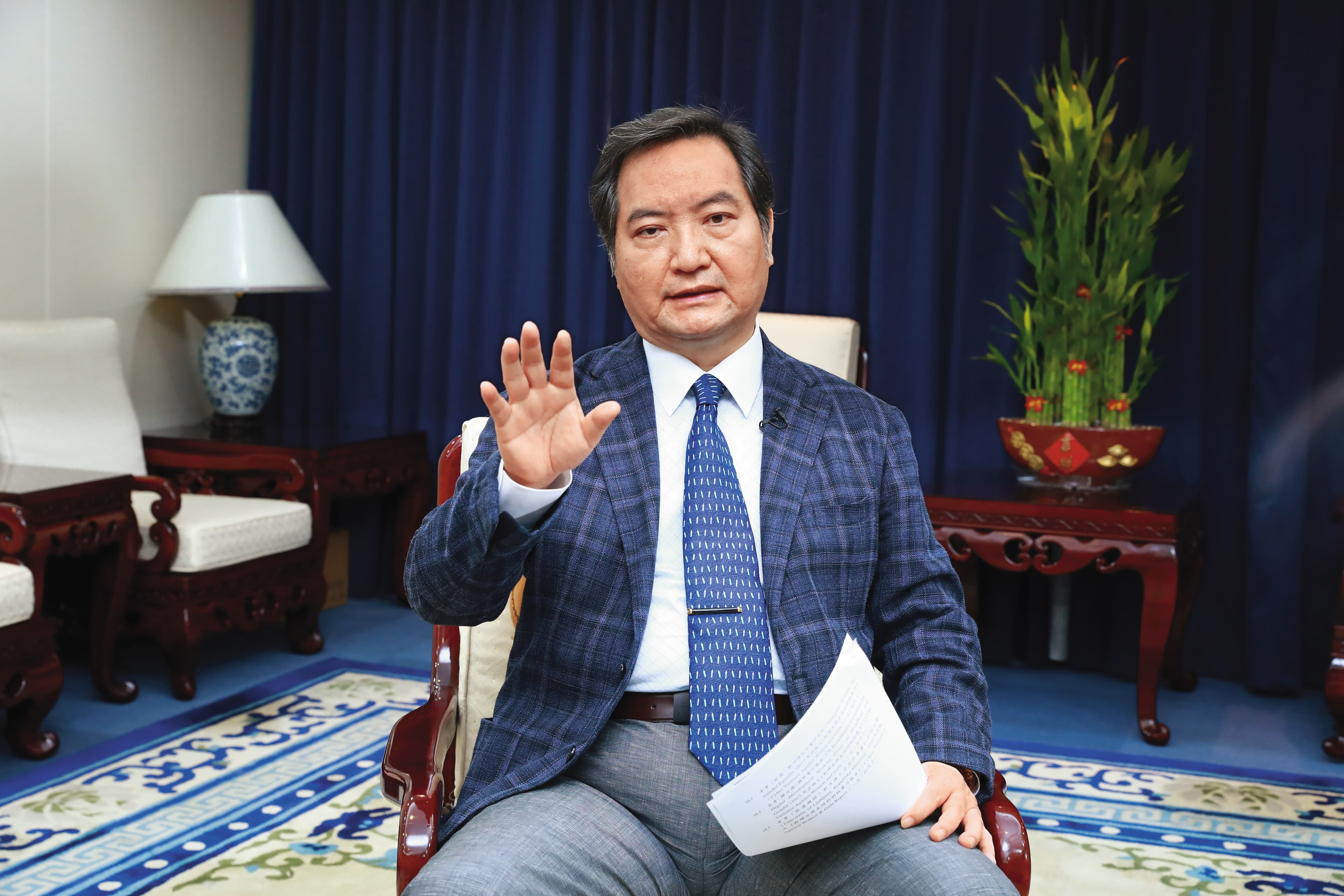 曾任政務委員的律師羅秉成建議以視訊通譯的方式改善困境。