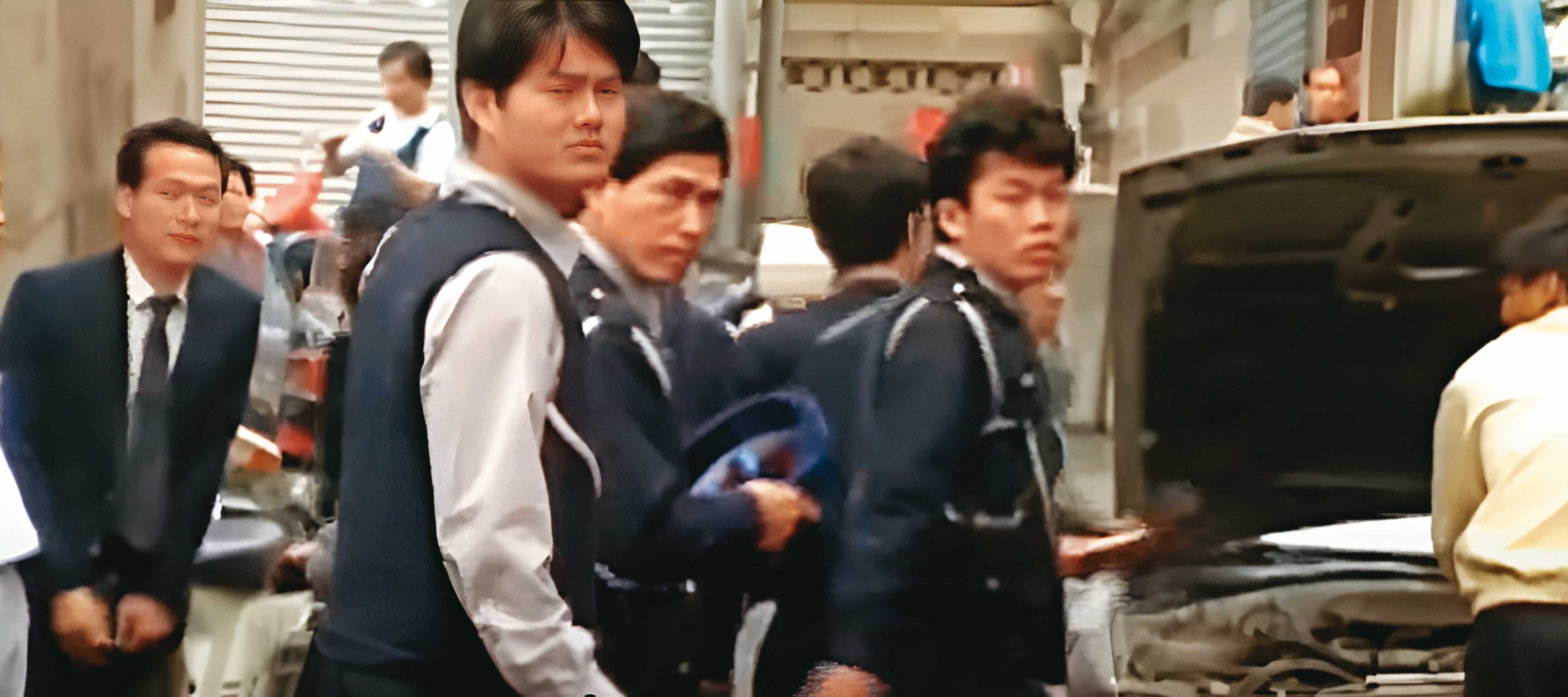 警方掌握楊瑞和的藏匿處後,動員大批人馬準備攻堅。(翻攝東森新聞)