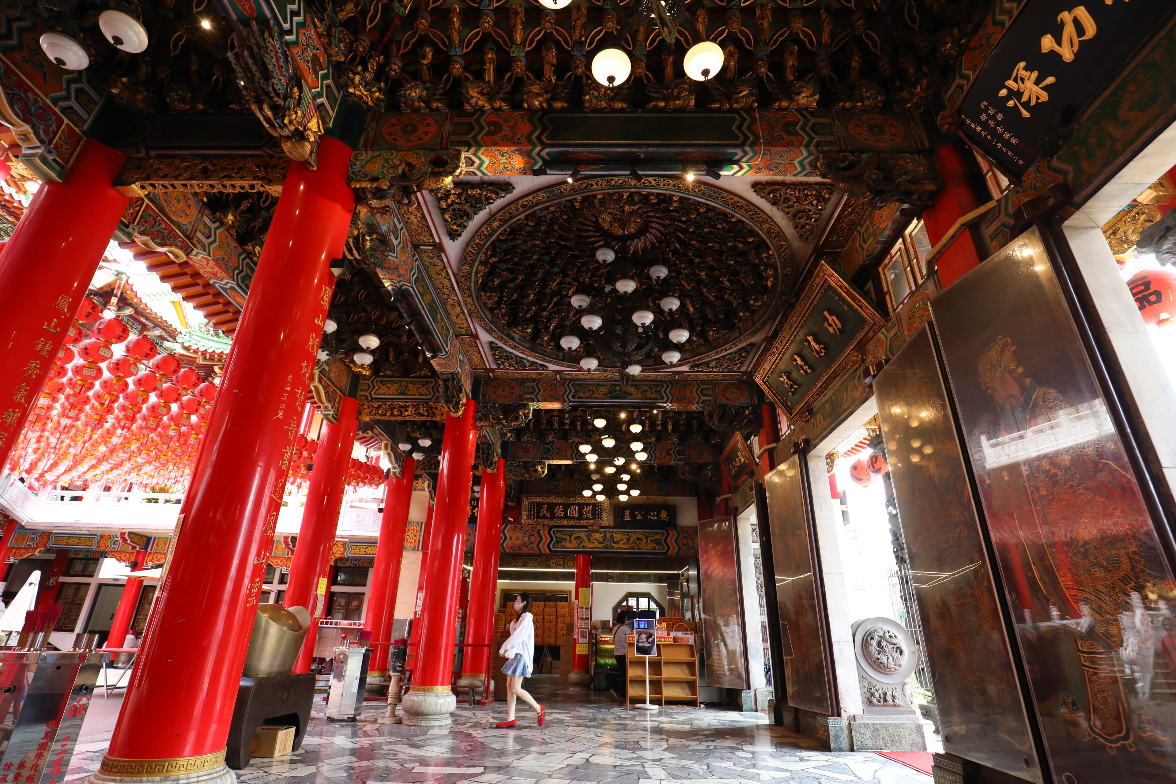 三鳳宮由知名建築師謝自南設計,採中國北方宮殿式建築風格,樓高三層,各層供奉不同神明。