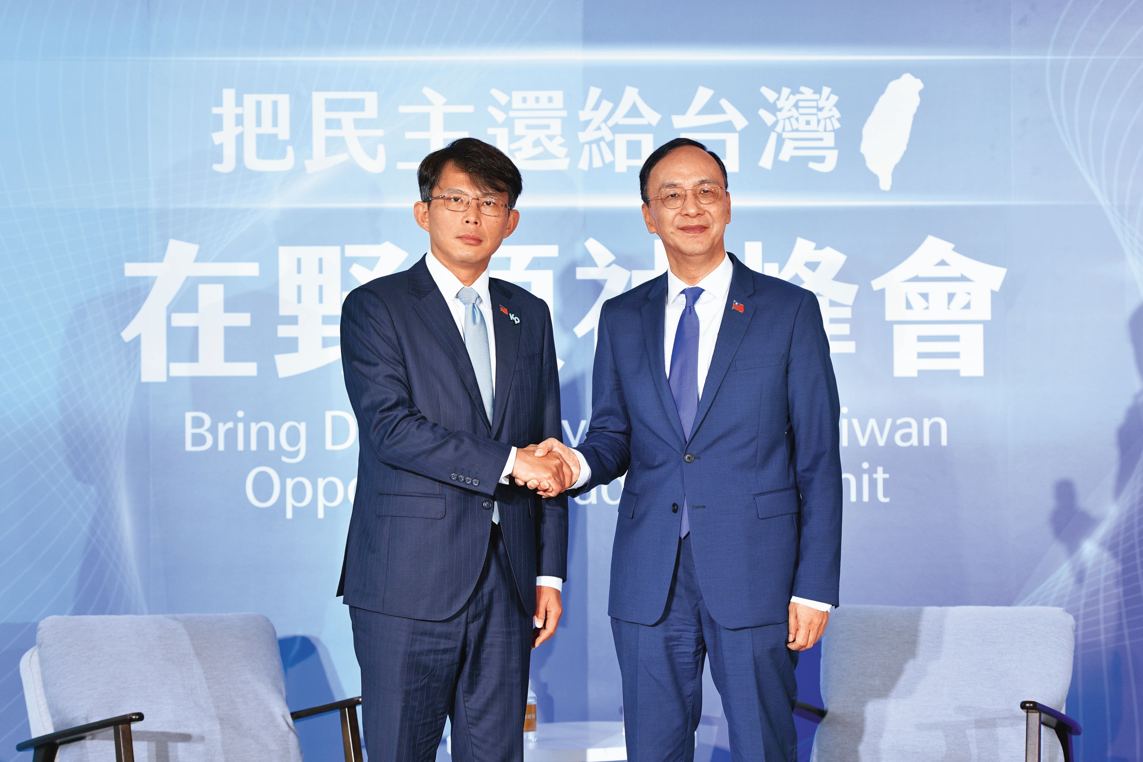 藍白黨魁受總統邀請聽取國安簡報,隔空向府出招。(鏡報李智為)