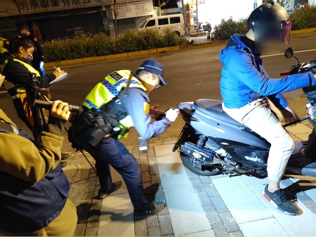 警方在重要路口採取口袋戰術,針對改裝車、改裝排氣管等車輛取締、告發。(警方提供)
