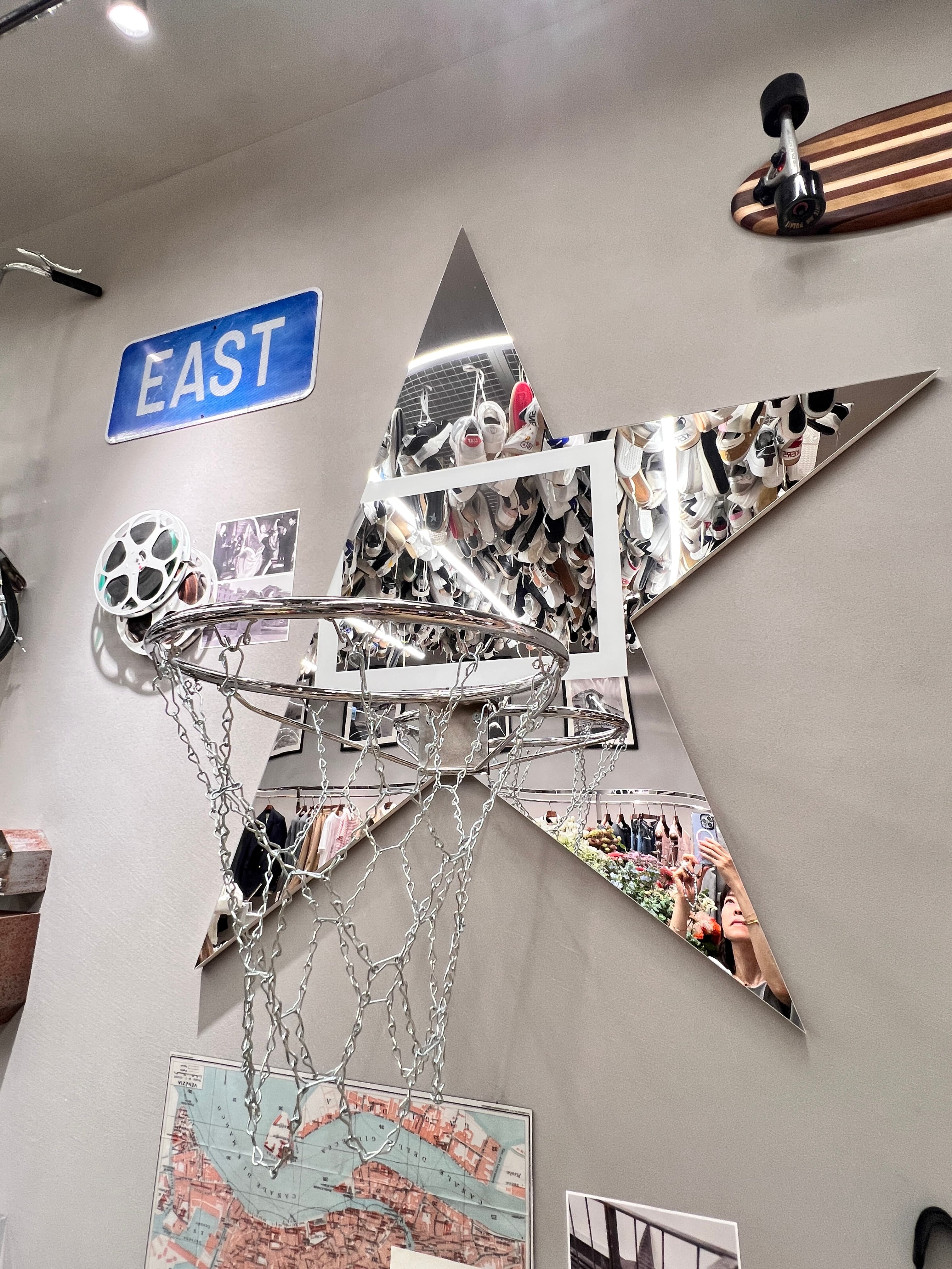 一進店就能見到牆上大大的四角形星星圖騰。(陳慧明攝)