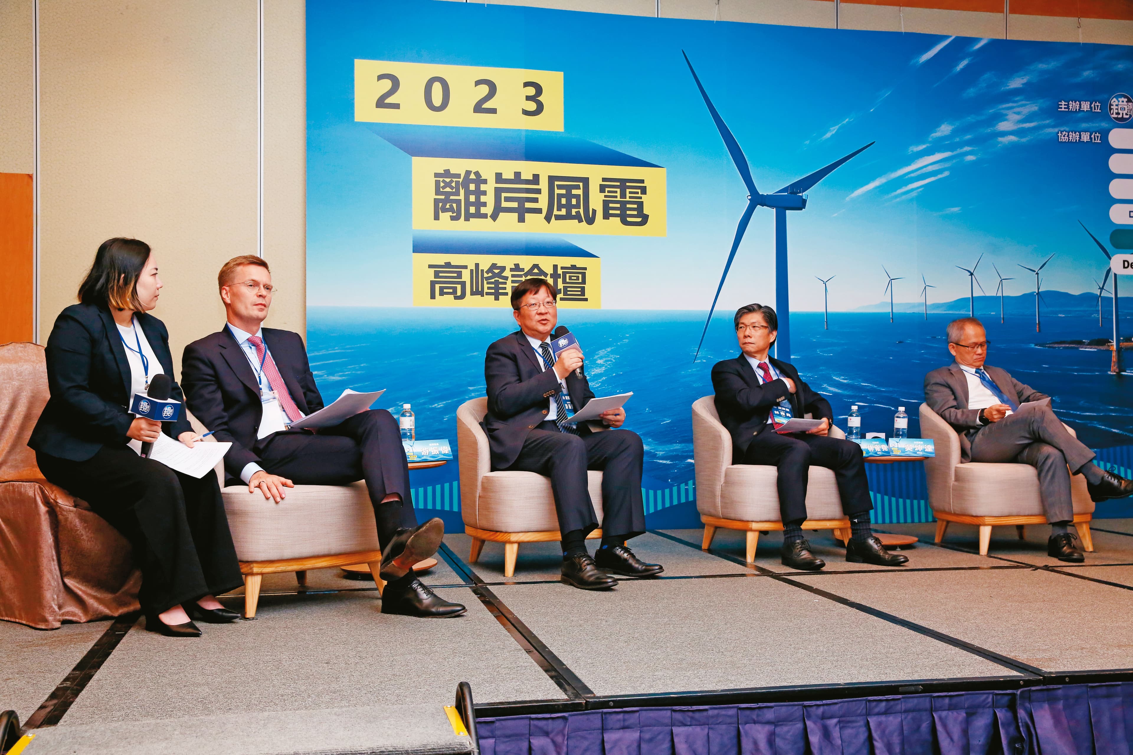 經濟部能源署長游振偉(中)指出,2026年至2035年,台灣離岸風電將釋出15GW裝置容量。右起台亞風能總經理吳坤達、TOWIA理事長林雍堯,左二為CIP台灣區塊 開發計畫財務長 Thomas Correll。