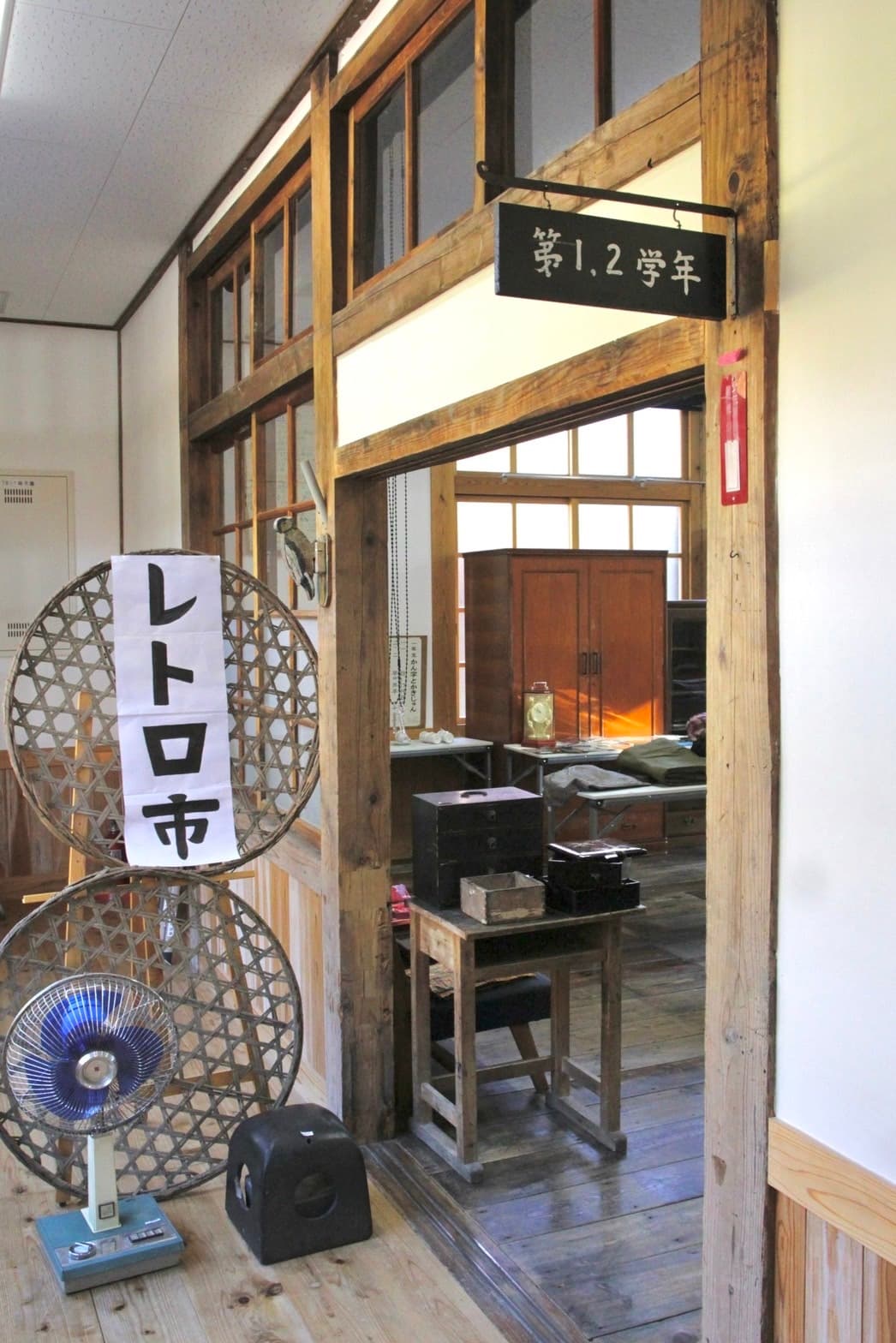 如今的校舍中的教室也提供居民租用舉辦活動,到訪當天正好遇上復古二手市集。