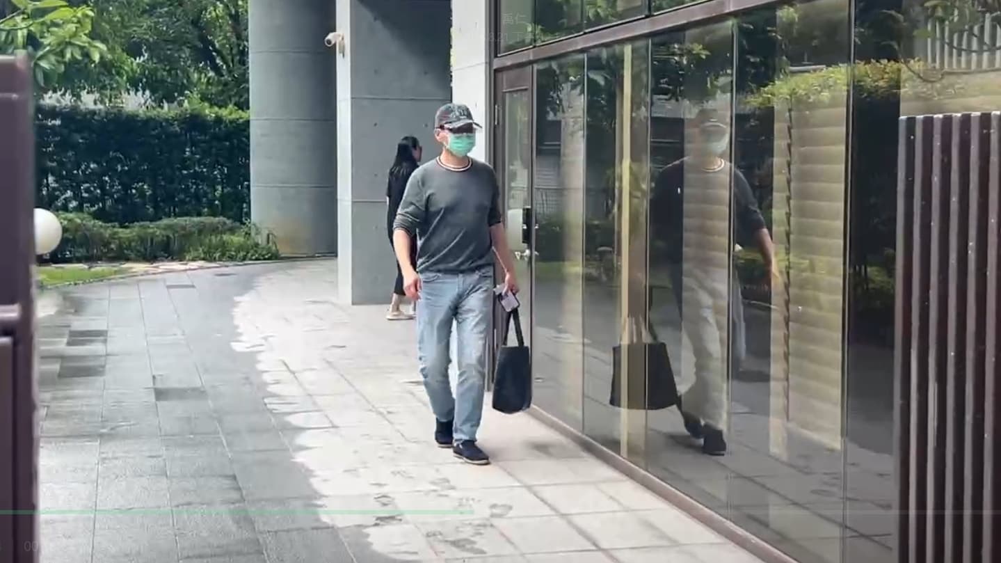 趙建銘原本疑似想從正門進入診所,但看到媒體後立即掉頭。(讀者提供)