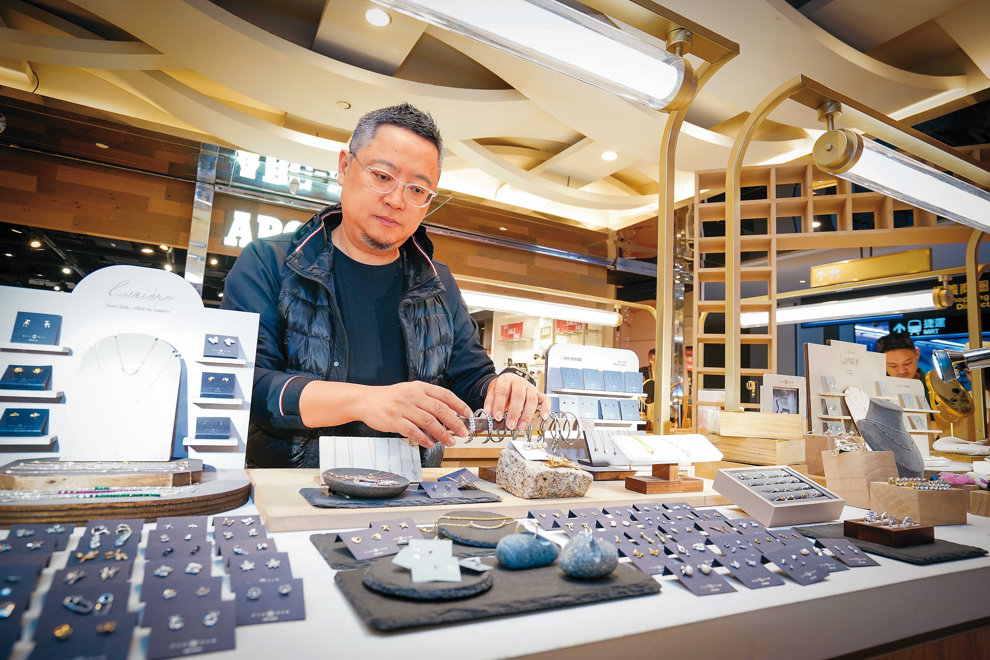 冉冉以平價韓系飾品起家，楊智淵回憶，2019年在微風松高開店第一個月，就創下300萬元業績紀錄。