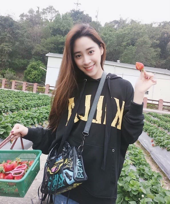 歐陽妮妮被爆玩密室逃脫,不僅翻白眼又擺臭臉。(翻攝自歐陽妮妮IG)