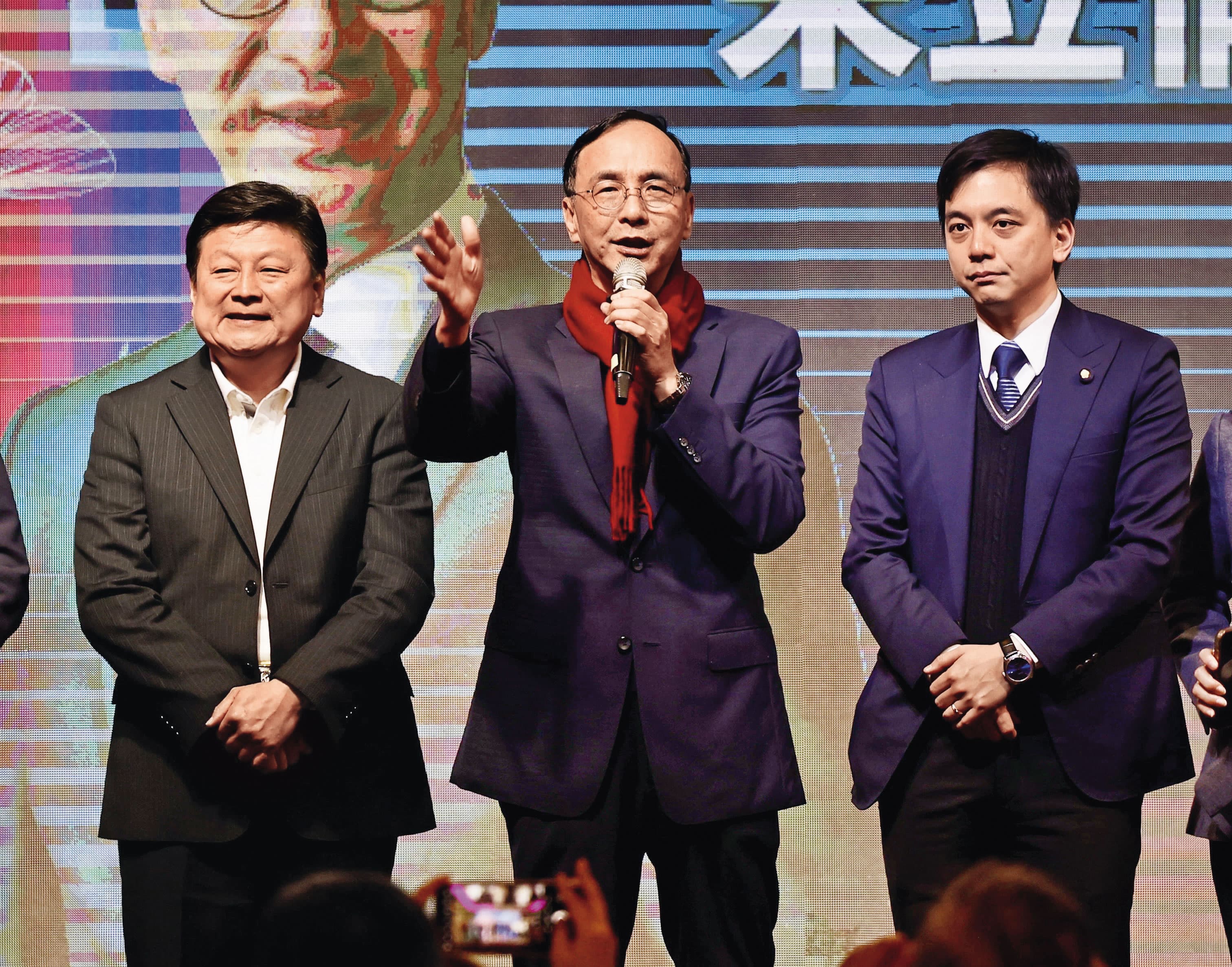為迎戰大罷免浪潮,國民黨主席朱立倫(中)已拍板「公投綁罷免」策略,來反制罷免案。