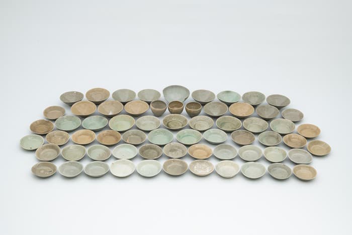 研究團隊在附近海域也發現新的沉船跡象,出土兩捆共87件高麗青瓷、木製錨、繩索及稻穀等文物。(國立海洋遺產研究所提供)