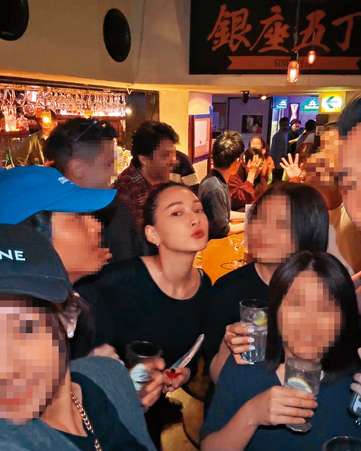 11月上旬林映唯(中)才跑去東京慶祝36歲生日,並邀請一群朋友同行。(翻攝自林映唯IG)