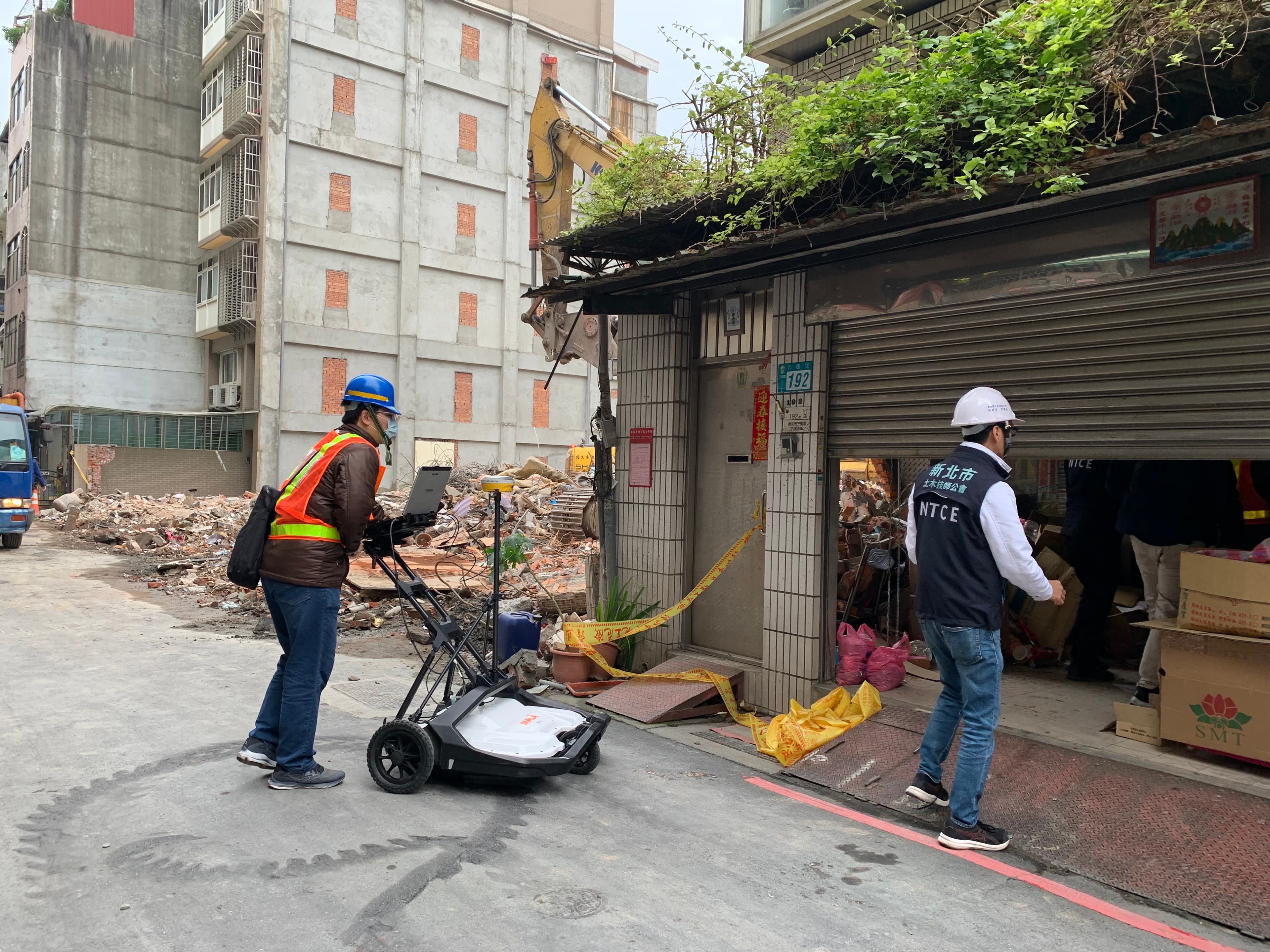 為確保三重六張街損鄰案附近建築物安全，工務局針對道路及建物進行透地雷達檢測，經技師公會初步判斷192號住戶下方無掏空情形。（新北工務局提供）