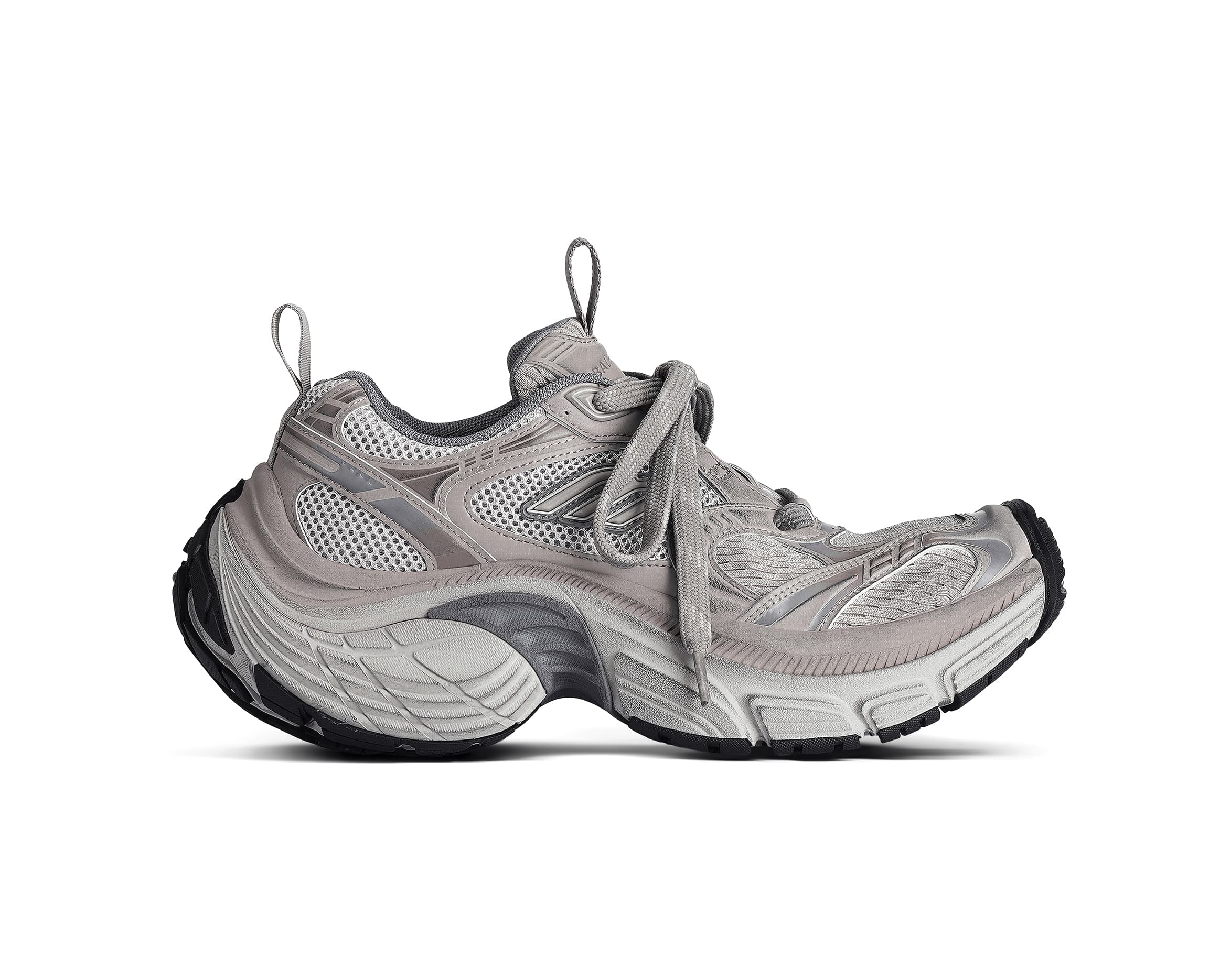 龍子龍女踩這雙6XL運動鞋走春,最霸氣。NT$37,000(BALENCIAGA提供)