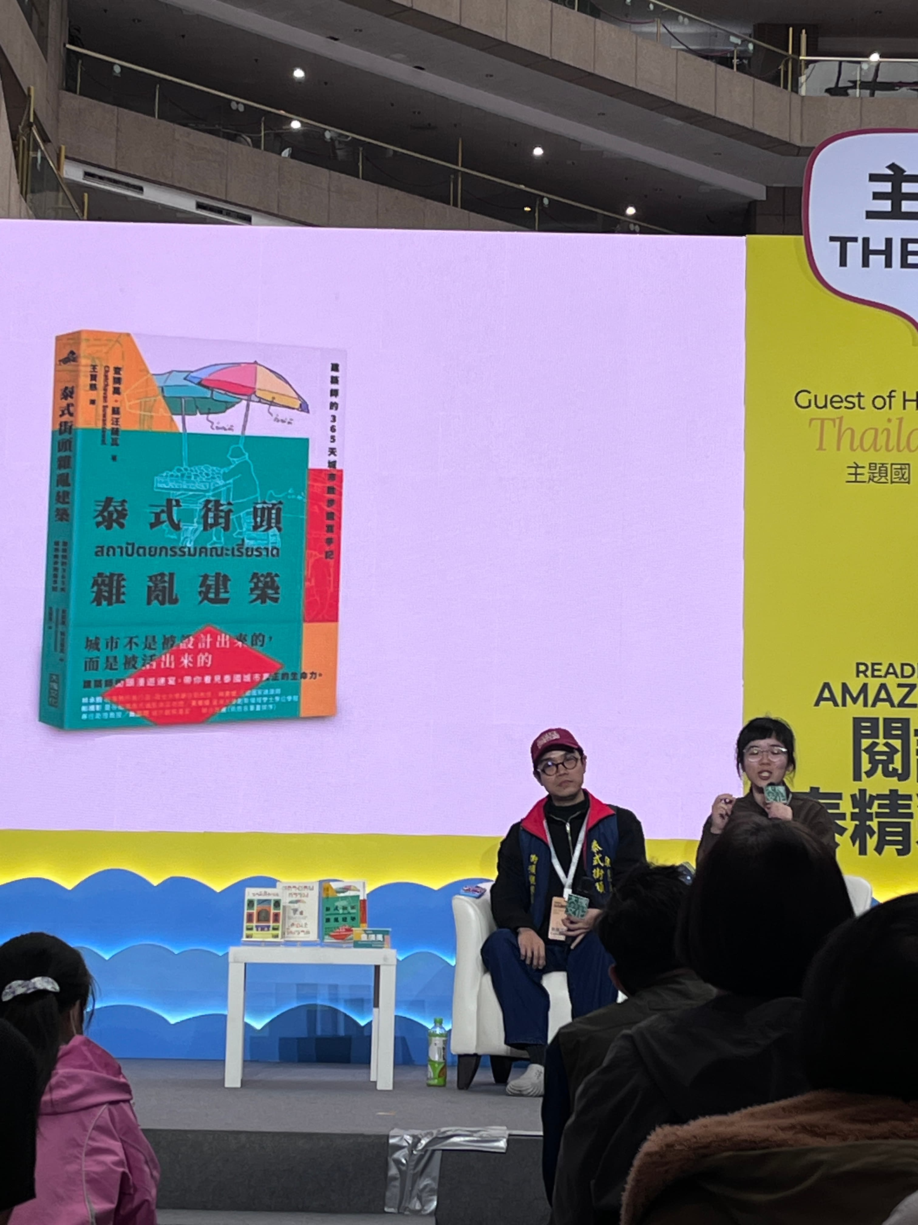 查猜萬穿著特製宮廟背心出席書展活動,簽書會也吸引大批書迷排隊簽名。(唐千雅攝)